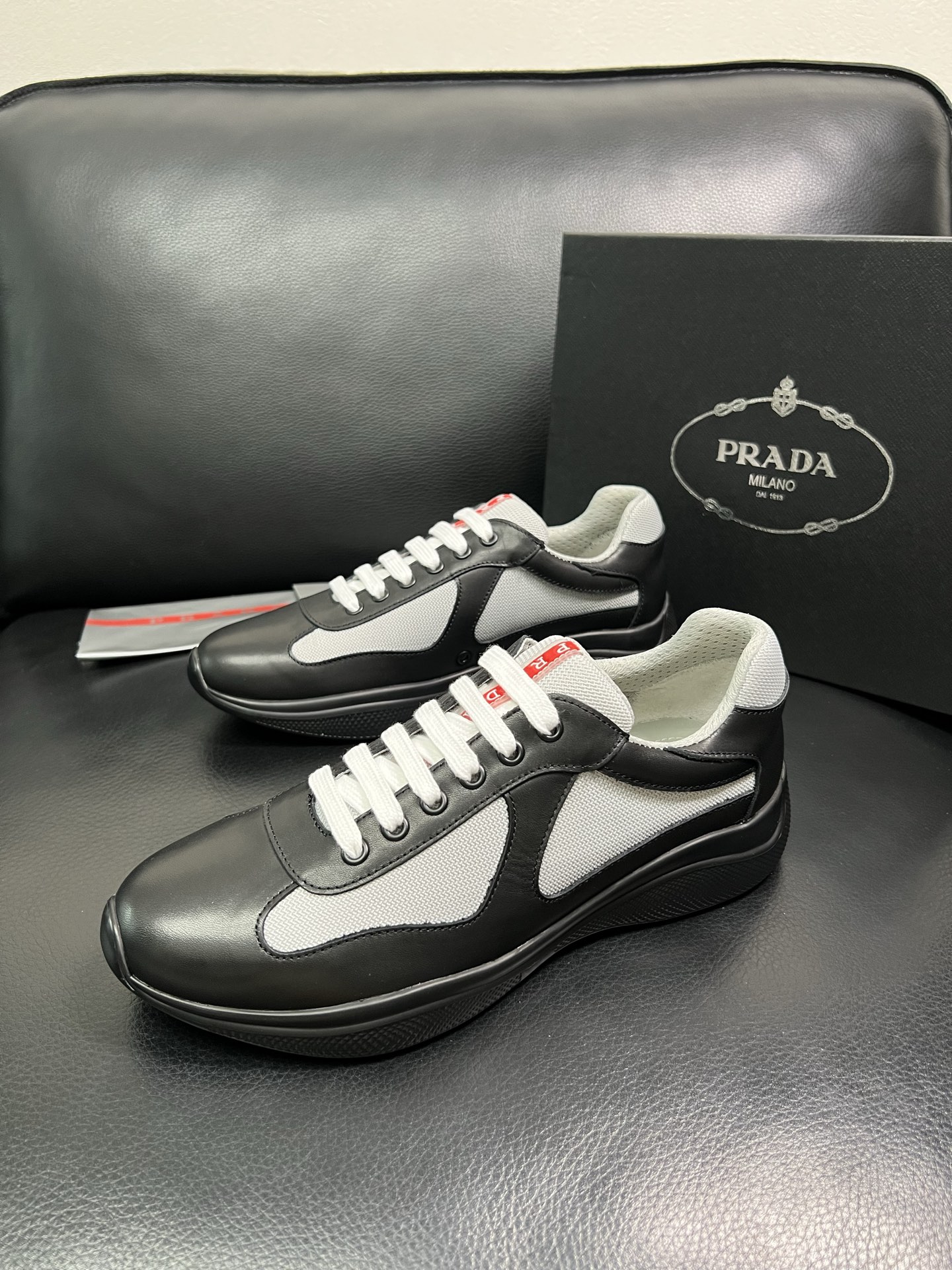 PRADA 顶级工艺品 普拉达 专柜同步 原厂配置，意大利进口原版牛皮面料，透气舒适进口水染牛里垫，鞋底