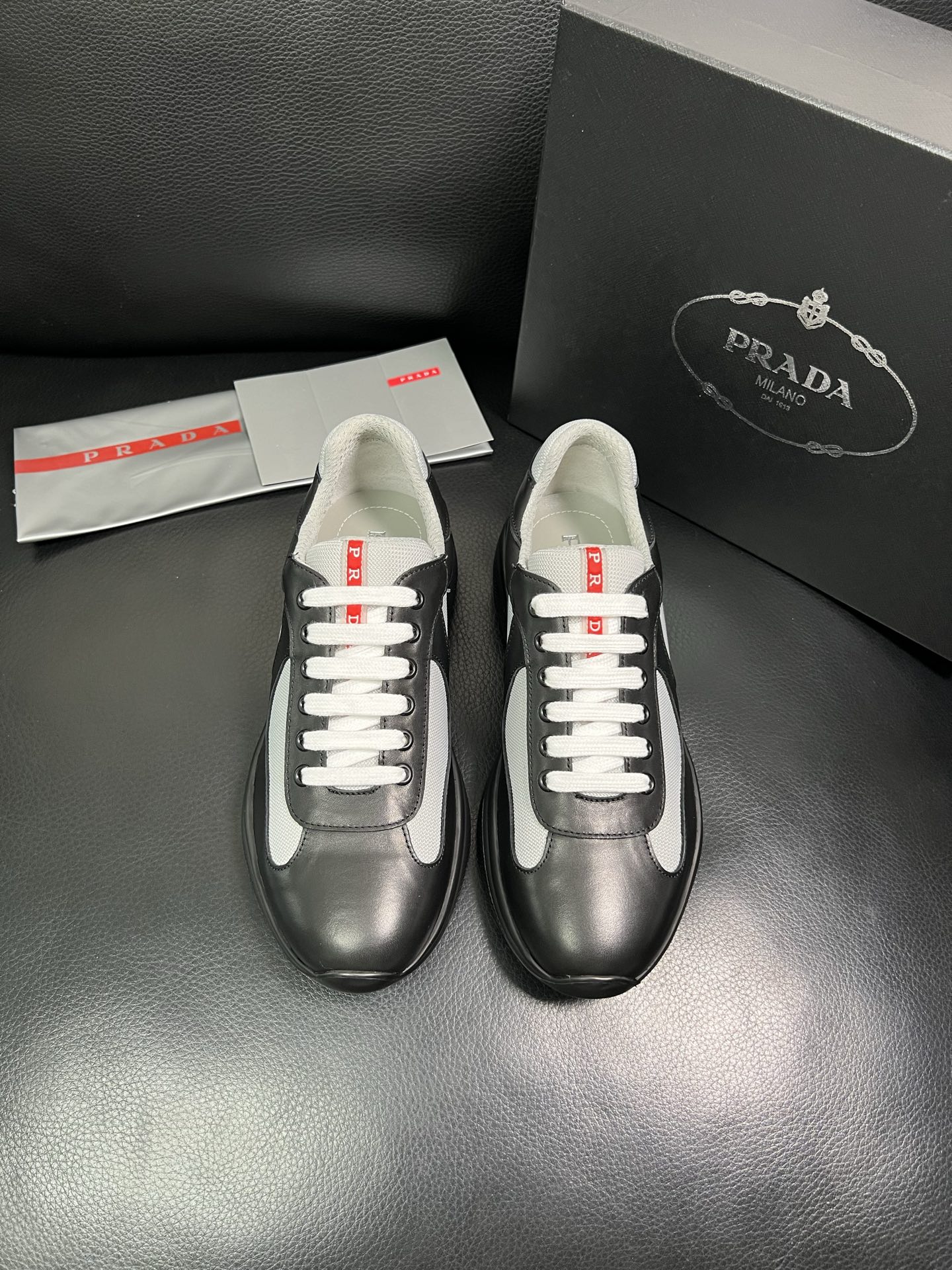 PRADA 顶级工艺品 普拉达 专柜同步 原厂配置，意大利进口原版牛皮面料，透气舒适进口水染牛里垫，鞋底