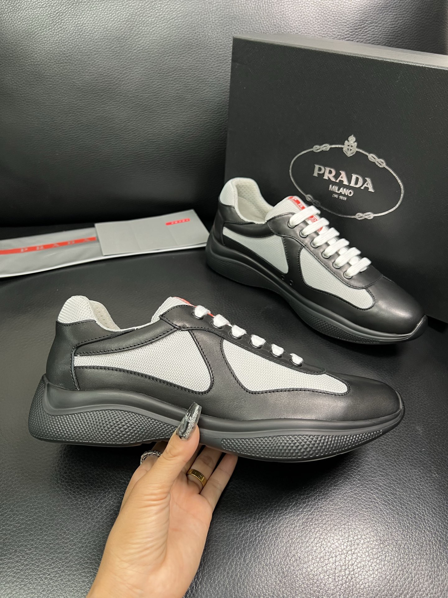 PRADA 顶级工艺品 普拉达 专柜同步 原厂配置，意大利进口原版牛皮面料，透气舒适进口水染牛里垫，鞋底