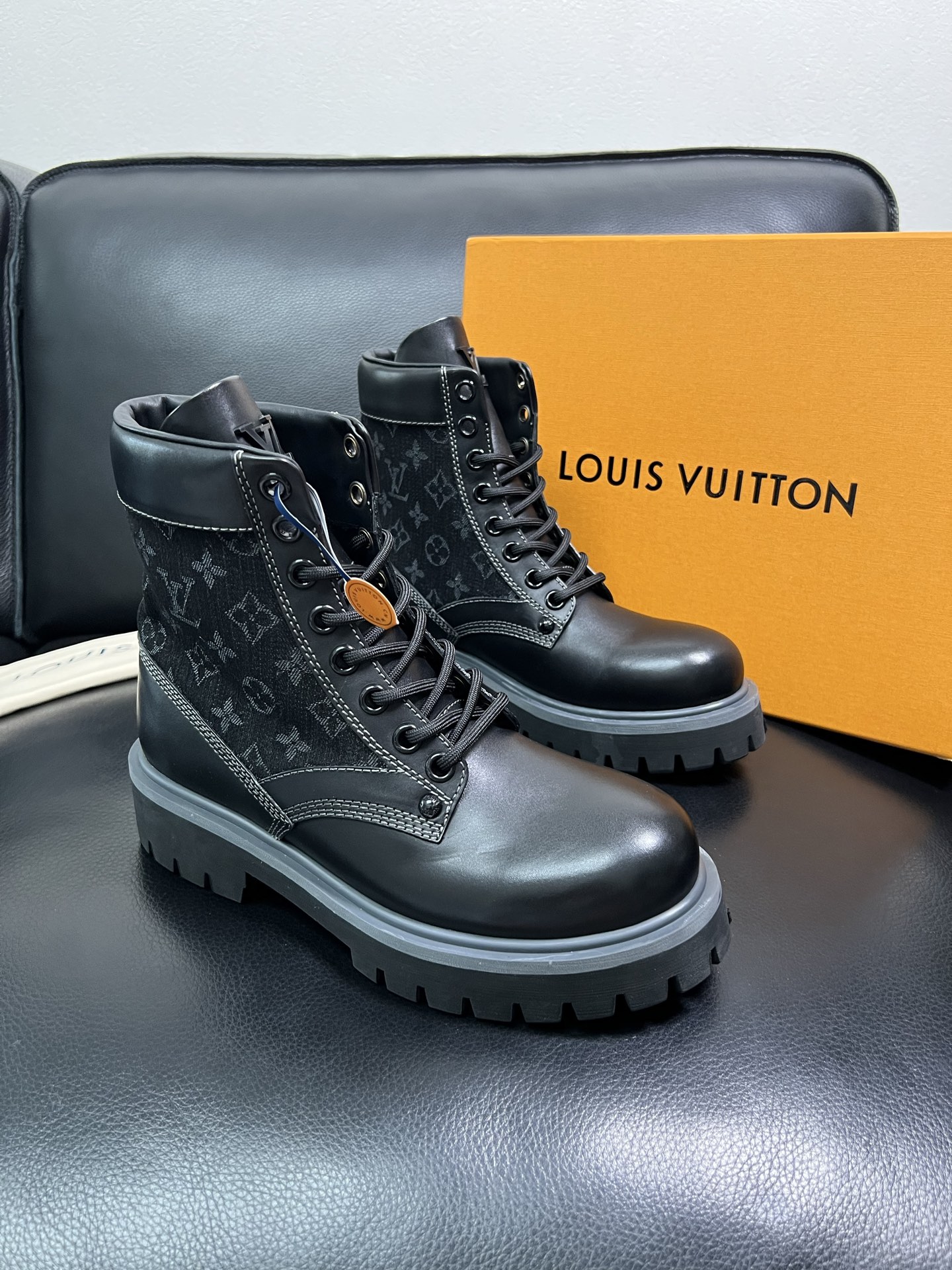 Lv 顶级代购 路易威登，高帮靴子专柜同步，鞋面意大利进口，高品质拼接缤纷色彩复杂工艺品，进口水染牛里 