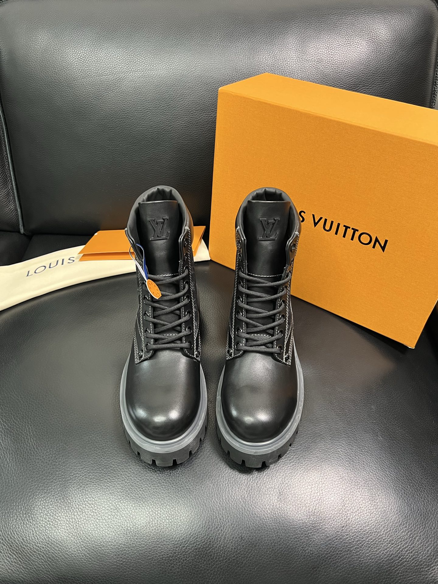 Lv 顶级代购 路易威登，高帮靴子专柜同步，鞋面意大利进口，高品质拼接缤纷色彩复杂工艺品，进口水染牛里 
