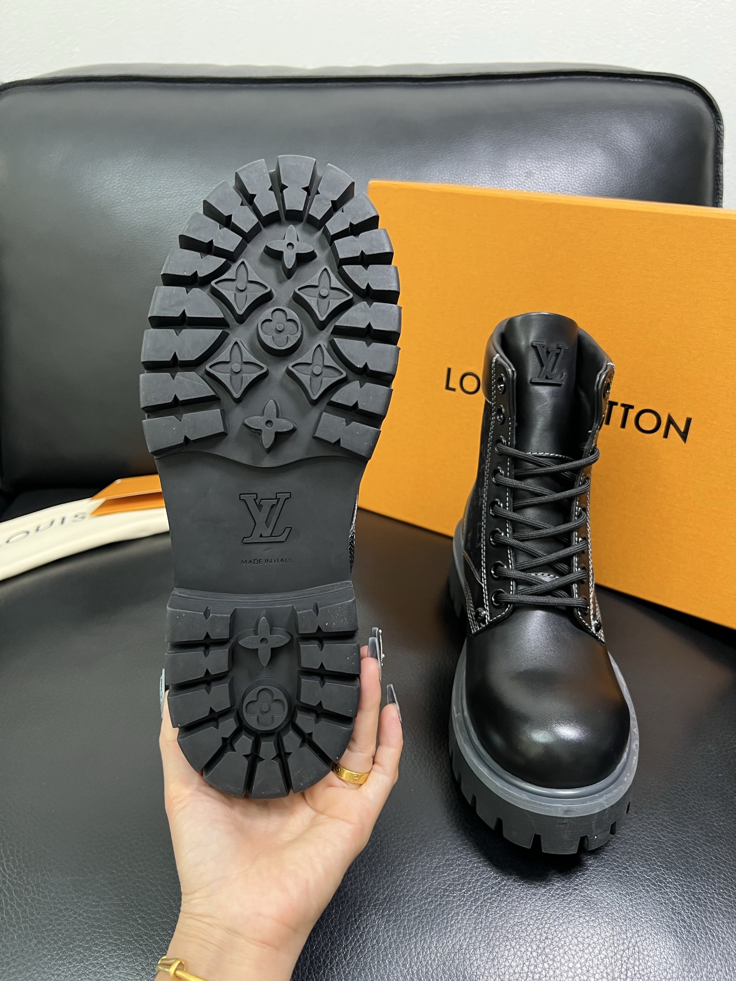 Lv 顶级代购 路易威登，高帮靴子专柜同步，鞋面意大利进口，高品质拼接缤纷色彩复杂工艺品，进口水染牛里 