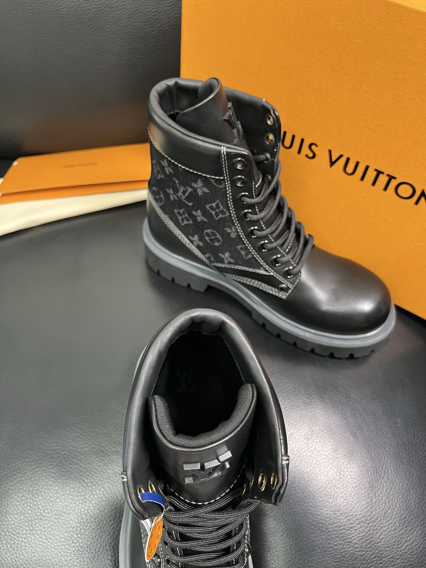Lv 顶级代购 路易威登，高帮靴子专柜同步，鞋面意大利进口，高品质拼接缤纷色彩复杂工艺品，进口水染牛里 