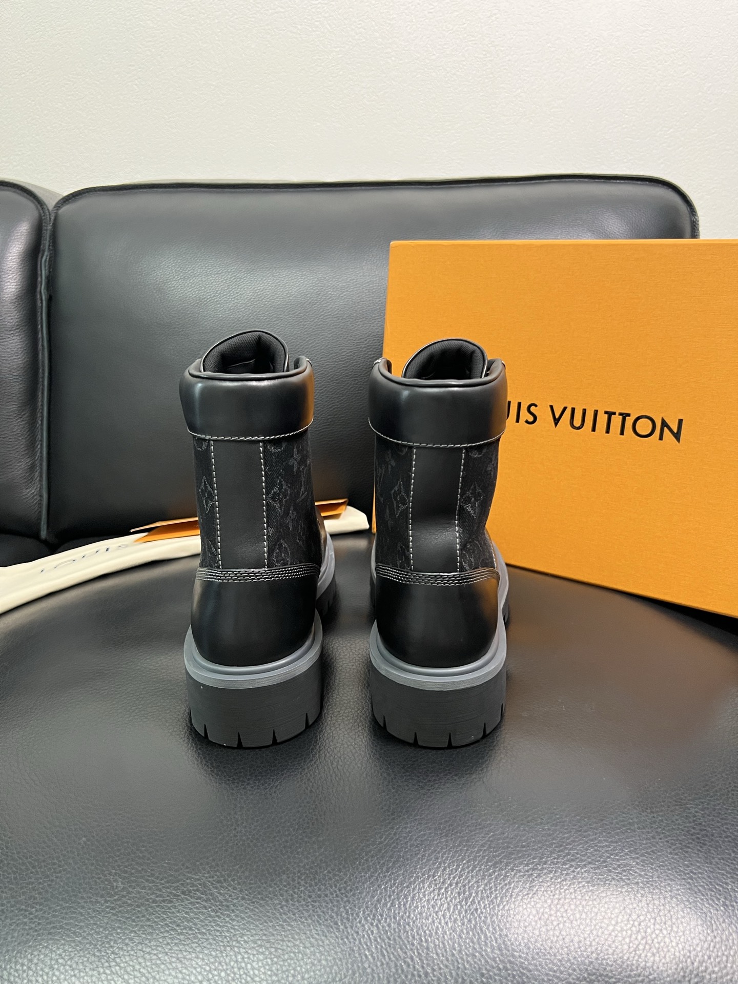 Lv 顶级代购 路易威登，高帮靴子专柜同步，鞋面意大利进口，高品质拼接缤纷色彩复杂工艺品，进口水染牛里 