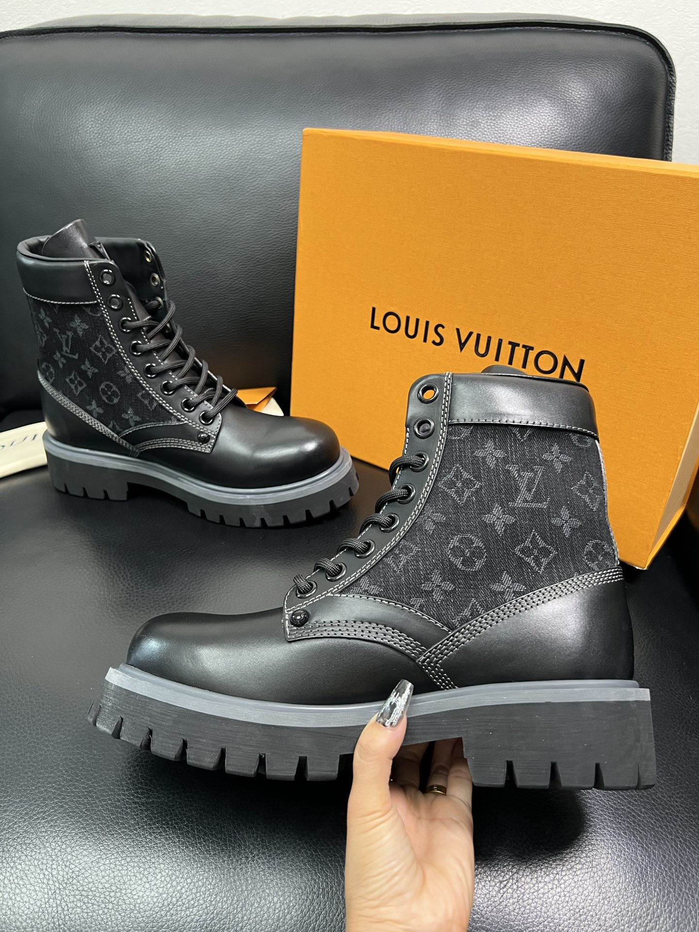 Lv 顶级代购 路易威登，高帮靴子专柜同步，鞋面意大利进口，高品质拼接缤纷色彩复杂工艺品，进口水染牛里 