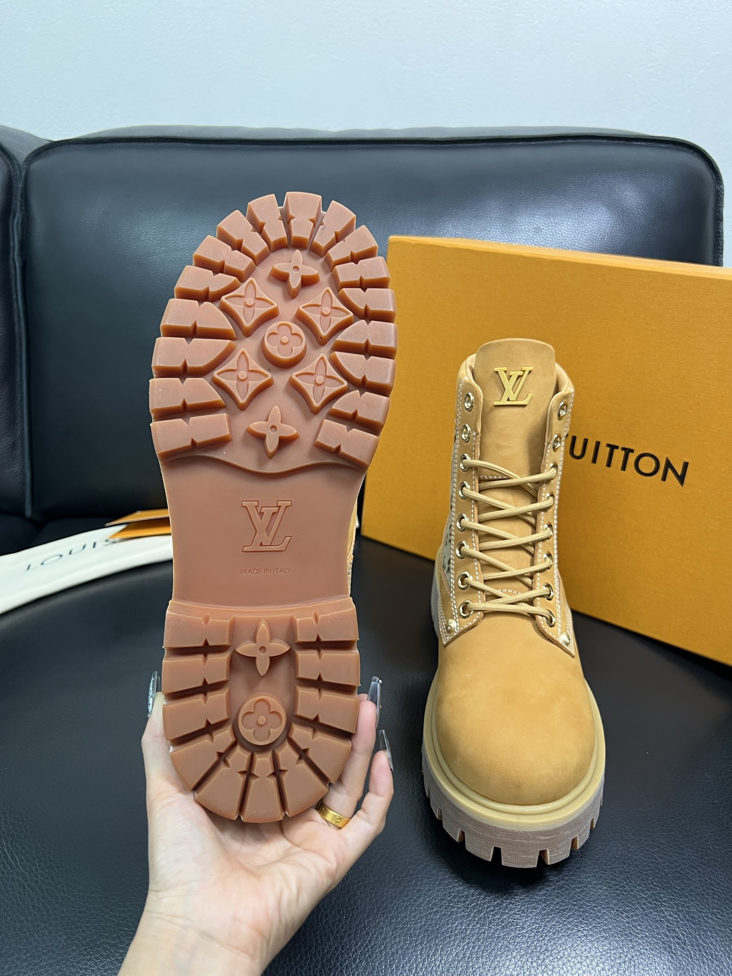 Lv 顶级代购 路易威登，高帮靴子专柜同步，鞋面意大利进口，高品质拼接缤纷色彩复杂工艺品，进口水染牛里 