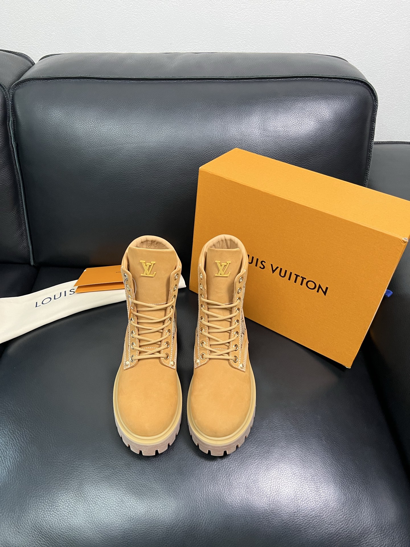 Lv 顶级代购 路易威登，高帮靴子专柜同步，鞋面意大利进口，高品质拼接缤纷色彩复杂工艺品，进口水染牛里 
