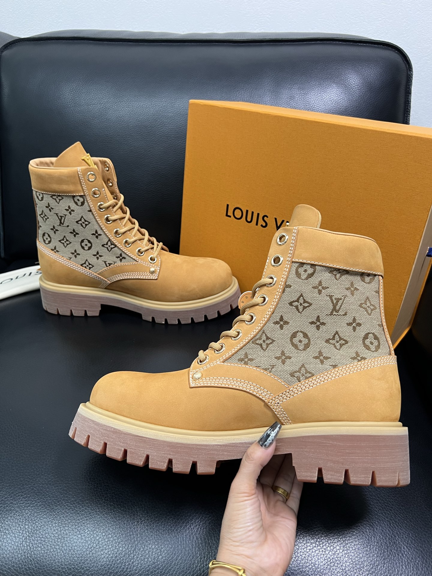 Lv 顶级代购 路易威登，高帮靴子专柜同步，鞋面意大利进口，高品质拼接缤纷色彩复杂工艺品，进口水染牛里 
