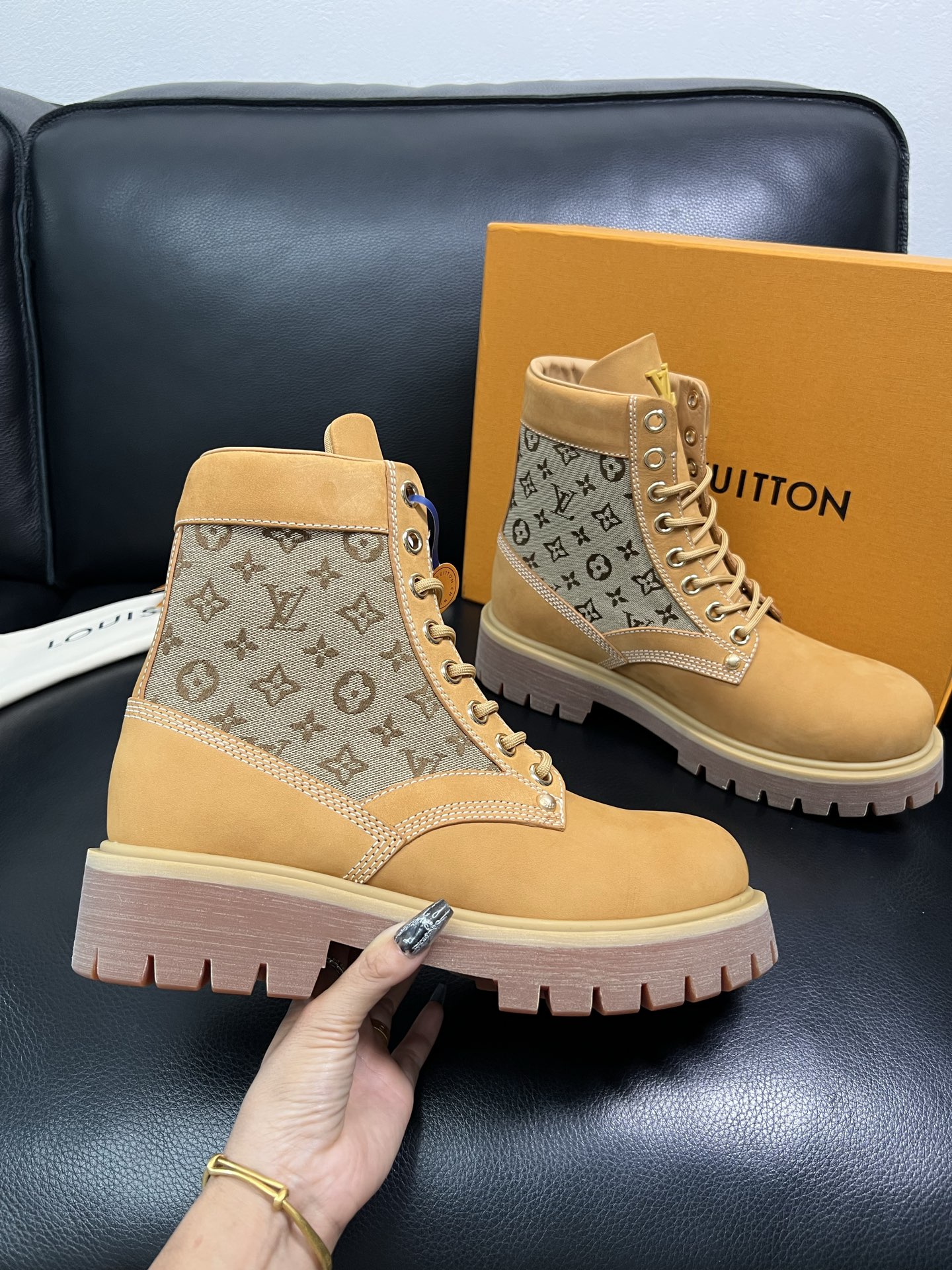 Lv 顶级代购 路易威登，高帮靴子专柜同步，鞋面意大利进口，高品质拼接缤纷色彩复杂工艺品，进口水染牛里 