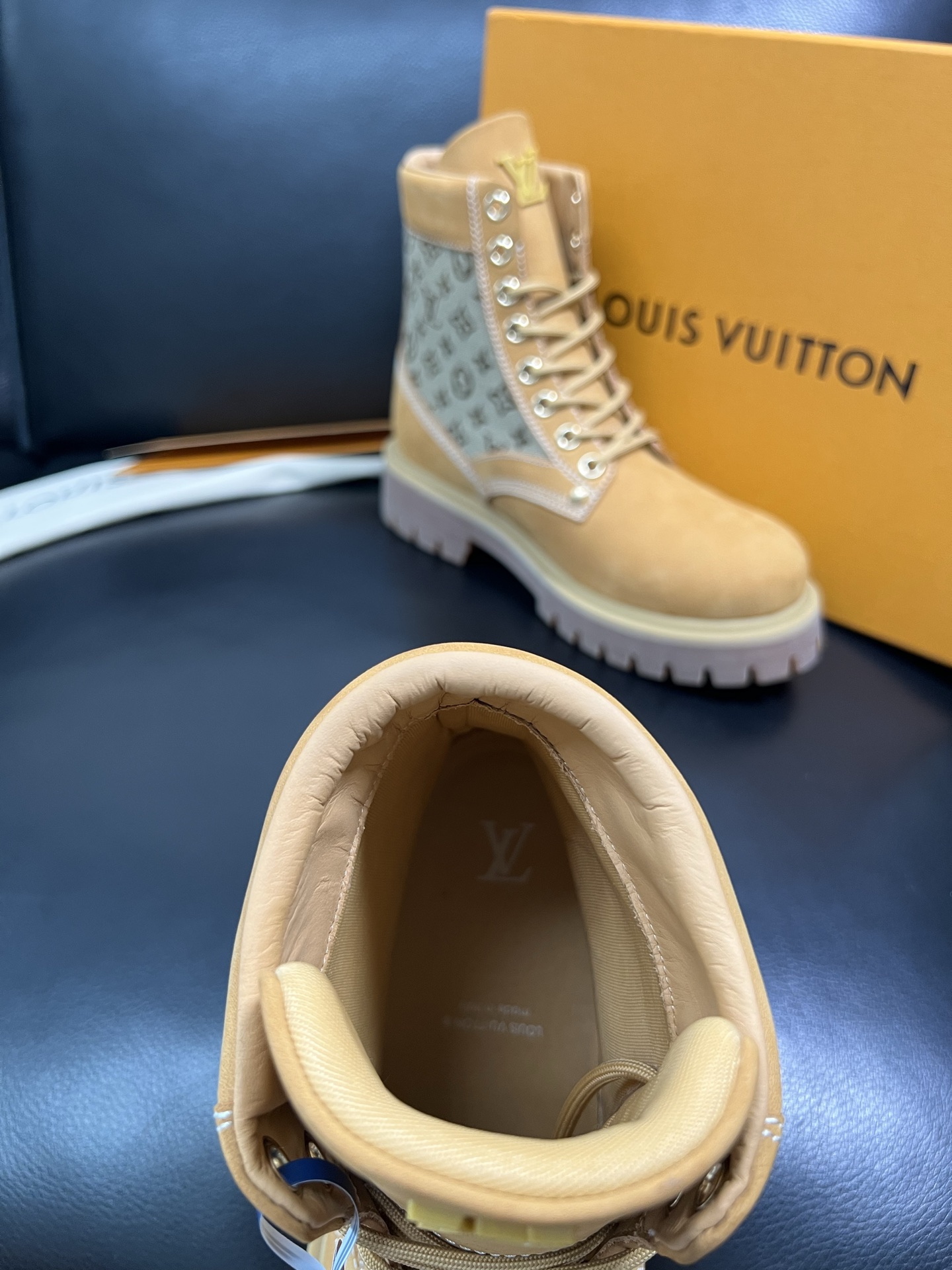 Lv 顶级代购 路易威登，高帮靴子专柜同步，鞋面意大利进口，高品质拼接缤纷色彩复杂工艺品，进口水染牛里 