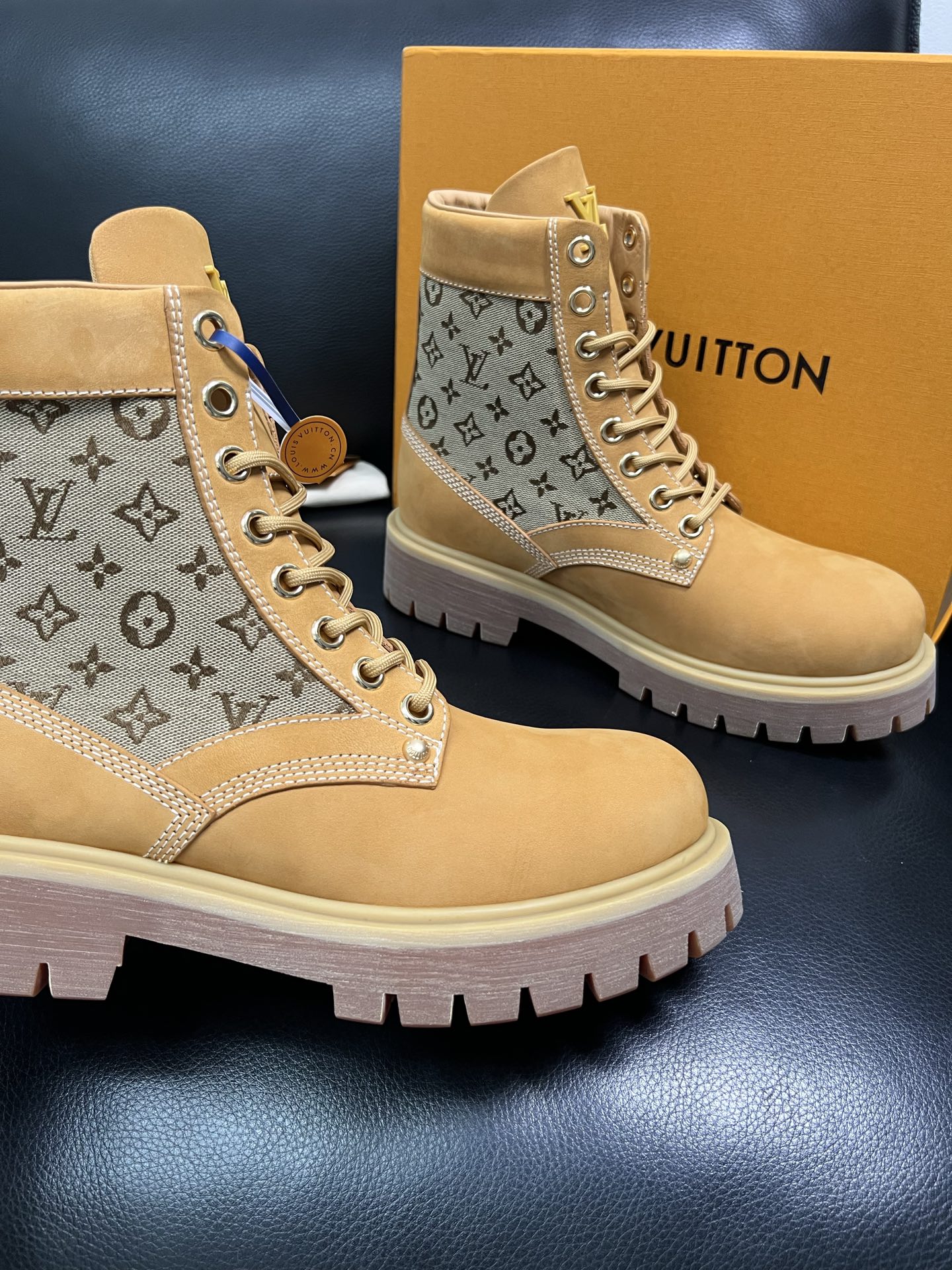 Lv 顶级代购 路易威登，高帮靴子专柜同步，鞋面意大利进口，高品质拼接缤纷色彩复杂工艺品，进口水染牛里 