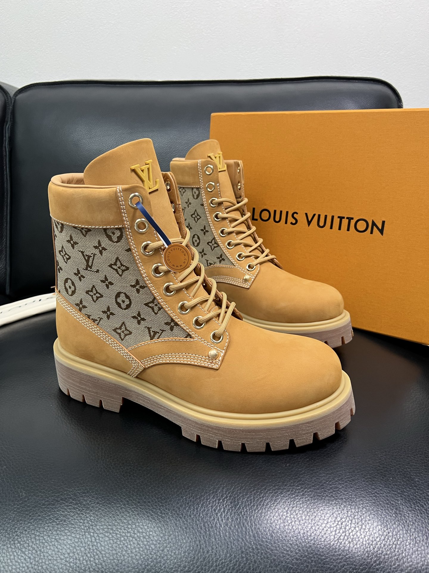 Lv 顶级代购 路易威登，高帮靴子专柜同步，鞋面意大利进口，高品质拼接缤纷色彩复杂工艺品，进口水染牛里 