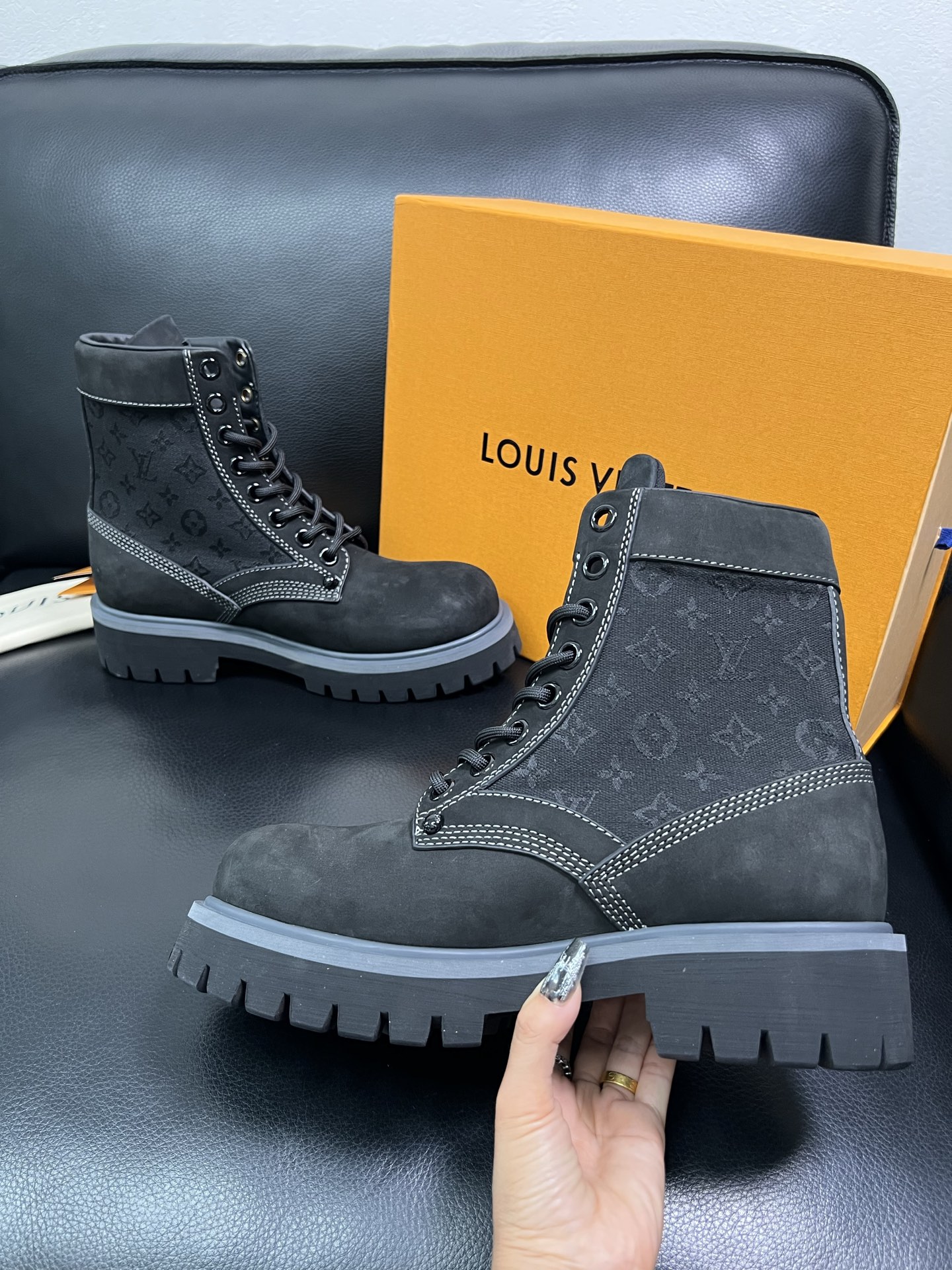 Lv 顶级代购 路易威登，高帮靴子专柜同步，鞋面意大利进口，高品质拼接缤纷色彩复杂工艺品，进口水染牛里 