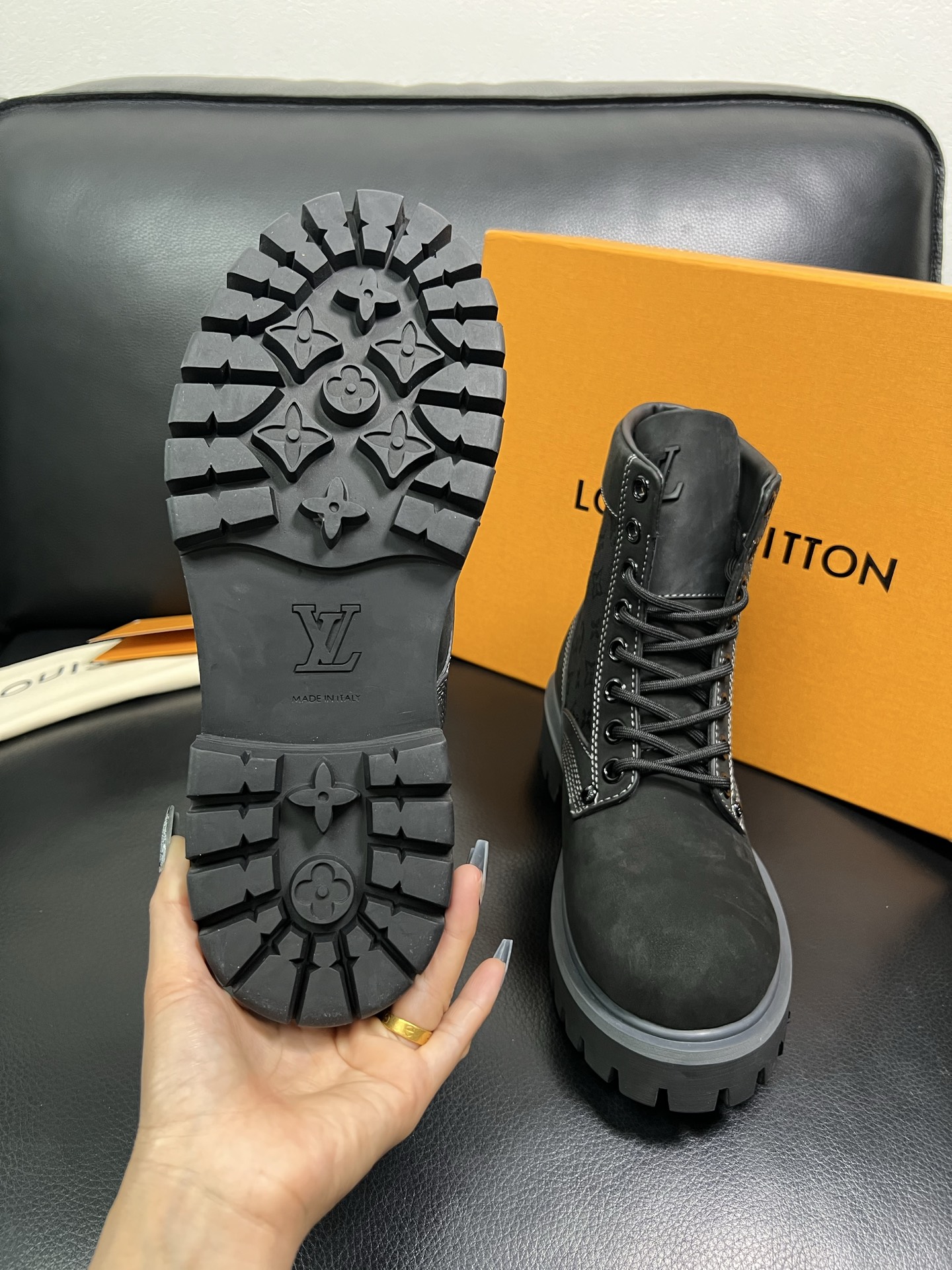 Lv 顶级代购 路易威登，高帮靴子专柜同步，鞋面意大利进口，高品质拼接缤纷色彩复杂工艺品，进口水染牛里 