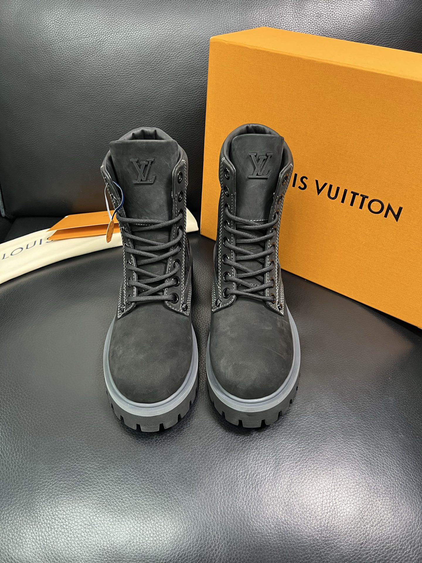 Lv 顶级代购 路易威登，高帮靴子专柜同步，鞋面意大利进口，高品质拼接缤纷色彩复杂工艺品，进口水染牛里 