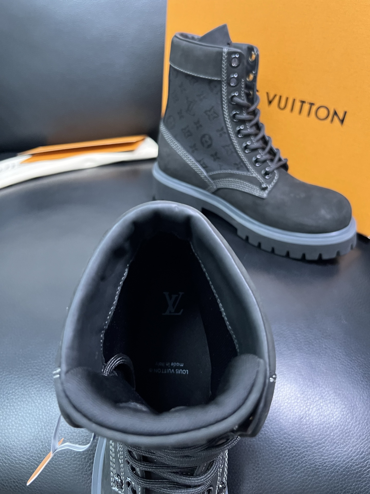 Lv 顶级代购 路易威登，高帮靴子专柜同步，鞋面意大利进口，高品质拼接缤纷色彩复杂工艺品，进口水染牛里 