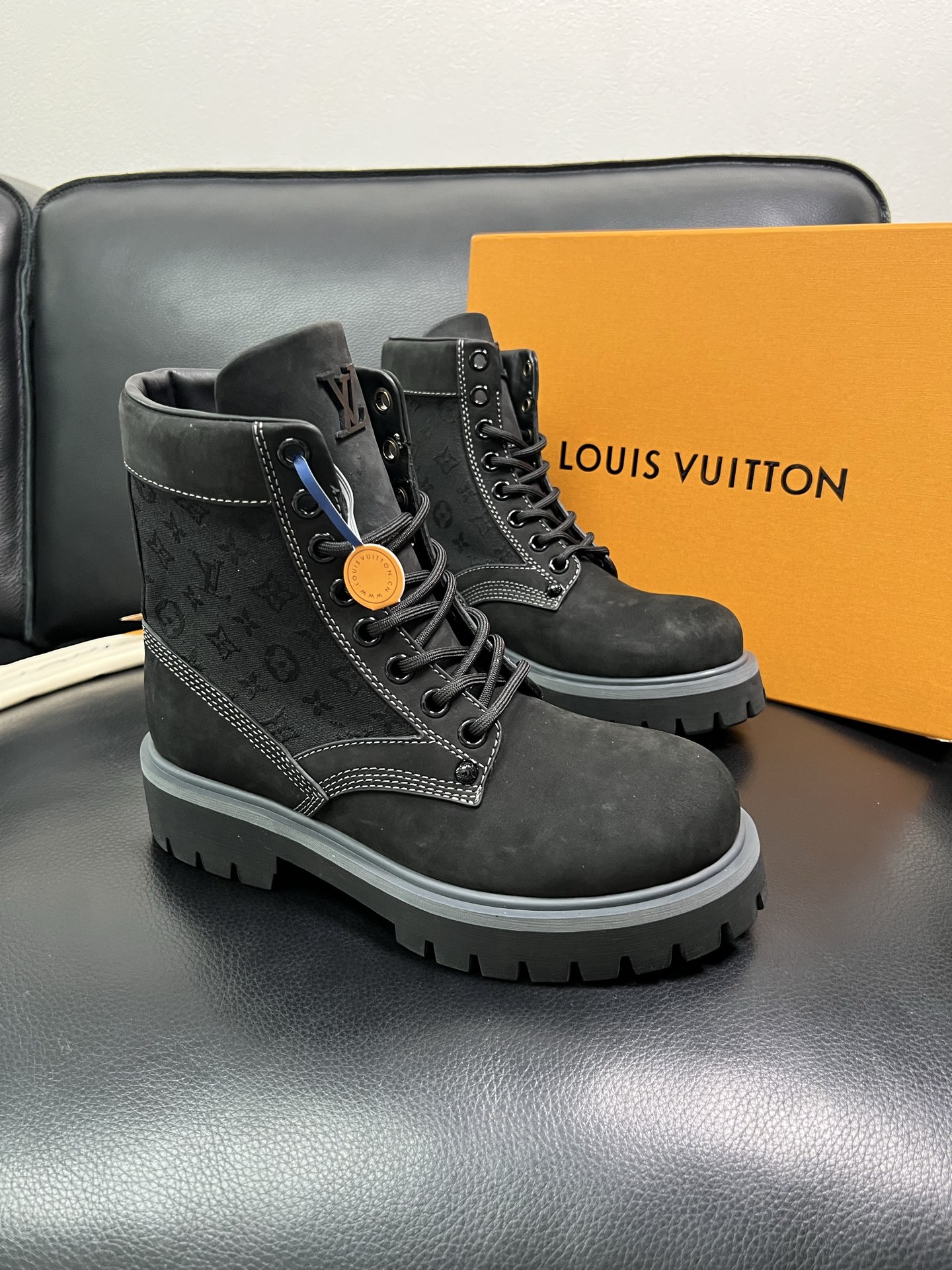 Lv 顶级代购 路易威登，高帮靴子专柜同步，鞋面意大利进口，高品质拼接缤纷色彩复杂工艺品，进口水染牛里 