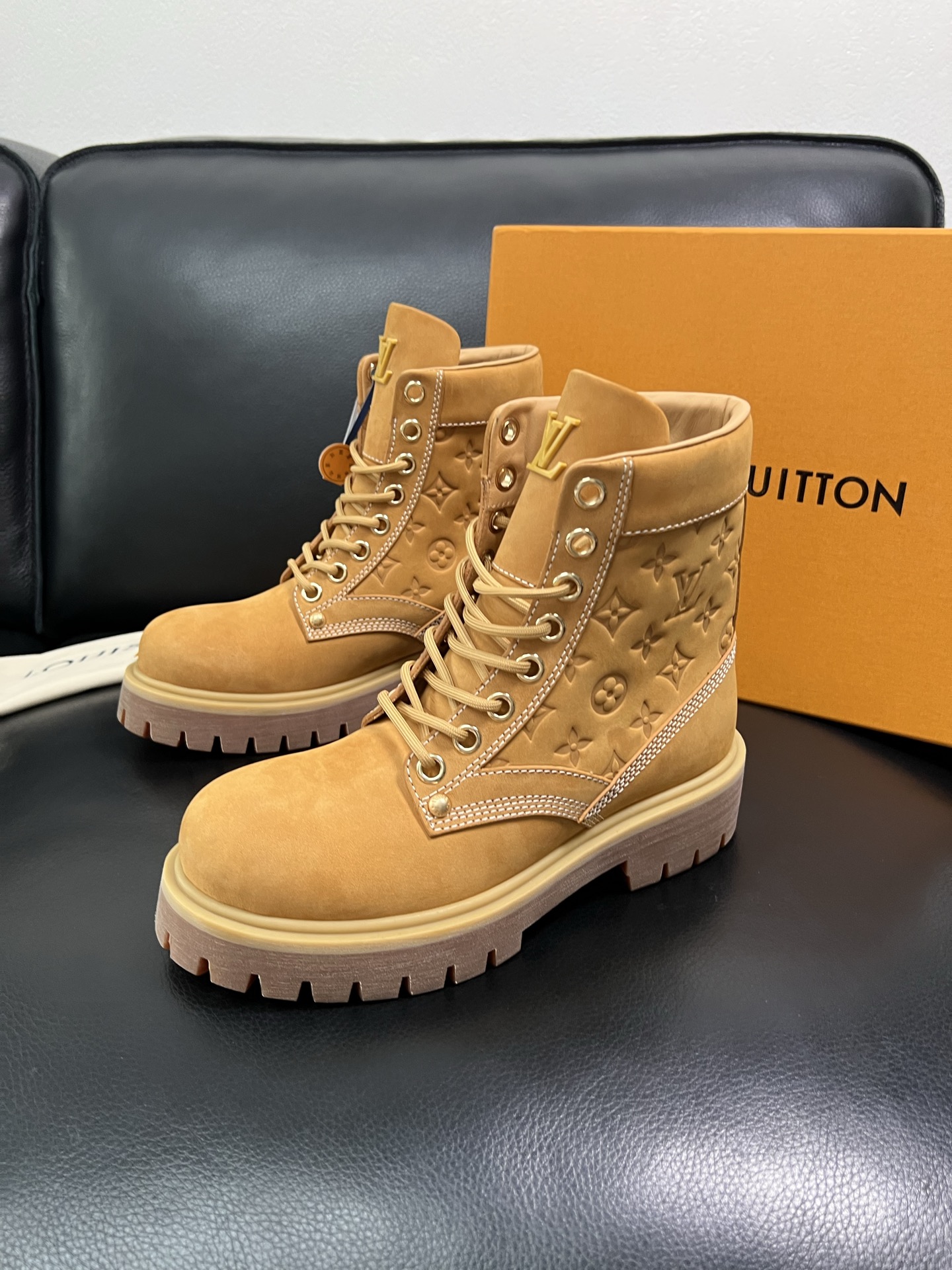 Lv 顶级代购 路易威登，高帮靴子专柜同步，鞋面意大利进口，高品质拼接缤纷色彩复杂工艺品，进口水染牛里 