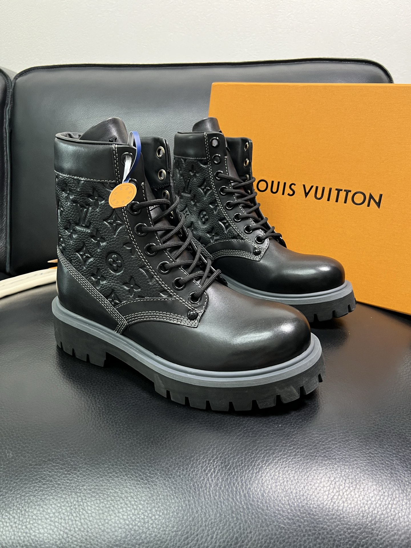 Lv 顶级代购 路易威登，高帮靴子专柜同步，鞋面意大利进口，高品质拼接缤纷色彩复杂工艺品，进口水染牛里 