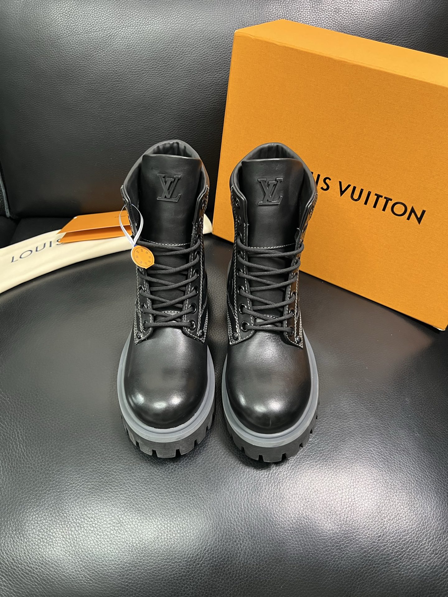 Lv 顶级代购 路易威登，高帮靴子专柜同步，鞋面意大利进口，高品质拼接缤纷色彩复杂工艺品，进口水染牛里 