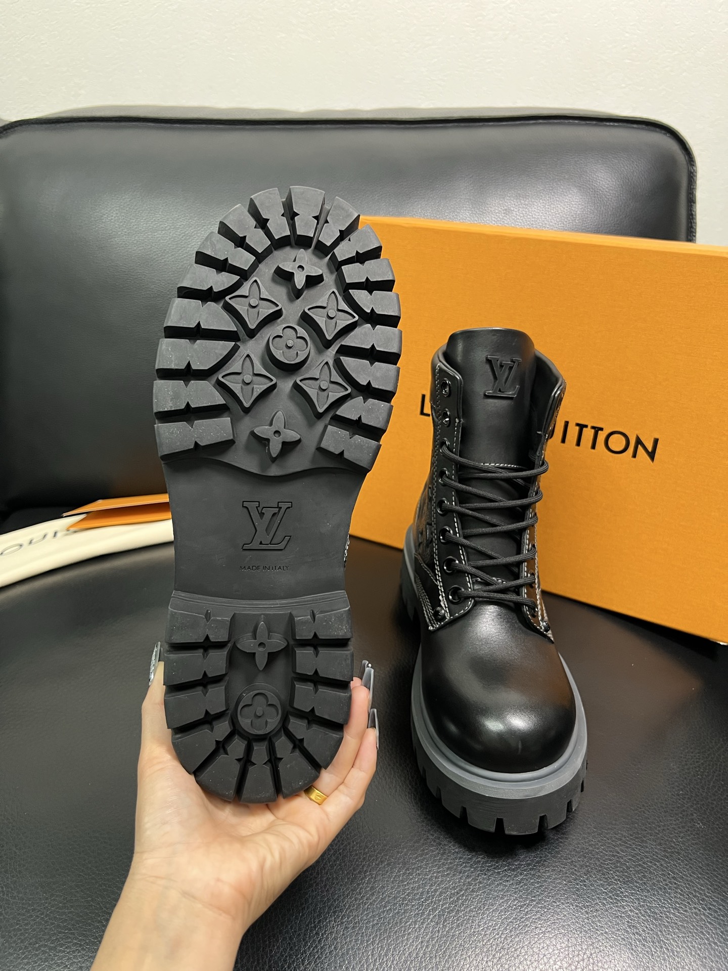 Lv 顶级代购 路易威登，高帮靴子专柜同步，鞋面意大利进口，高品质拼接缤纷色彩复杂工艺品，进口水染牛里 