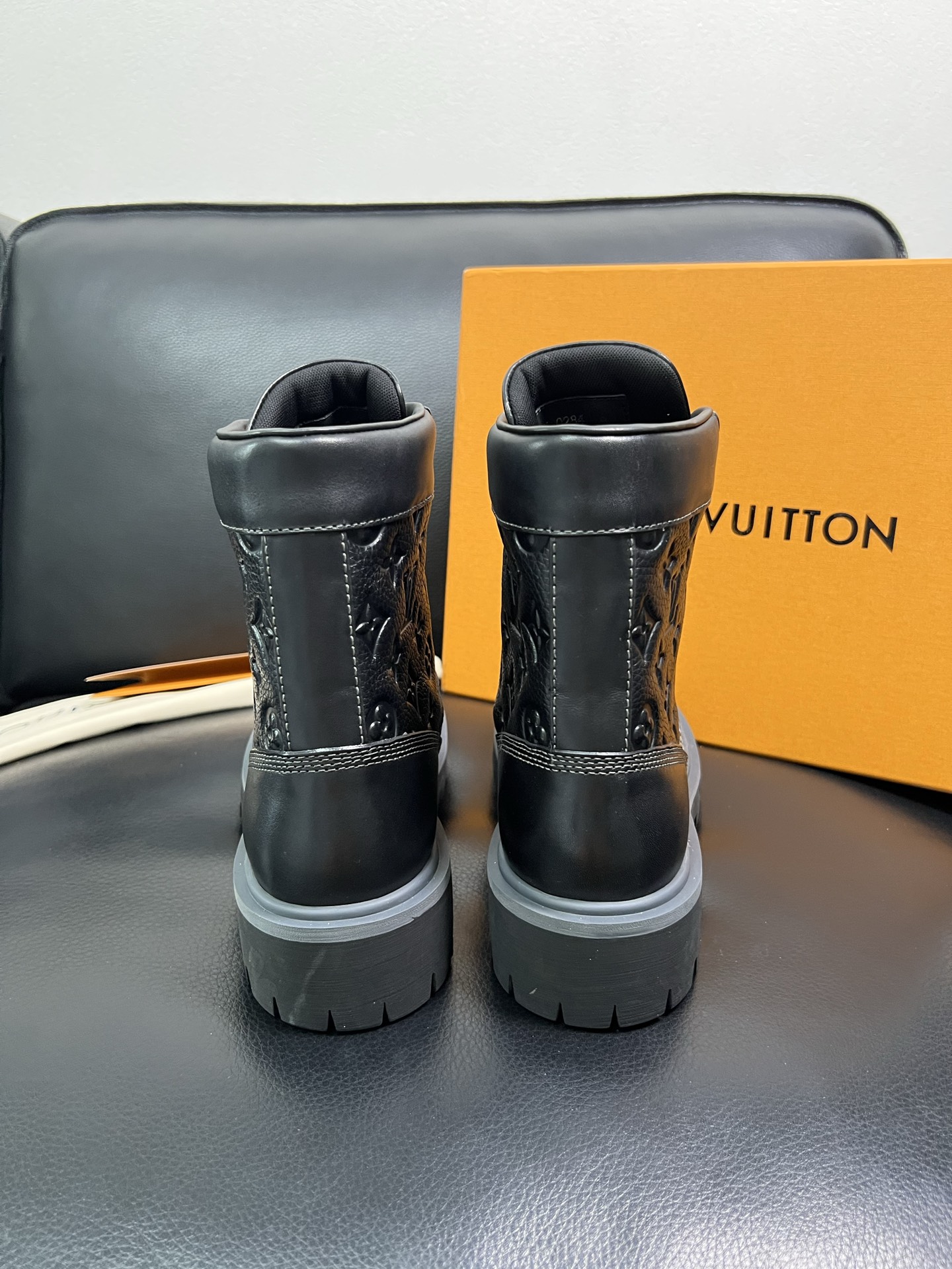 Lv 顶级代购 路易威登，高帮靴子专柜同步，鞋面意大利进口，高品质拼接缤纷色彩复杂工艺品，进口水染牛里 