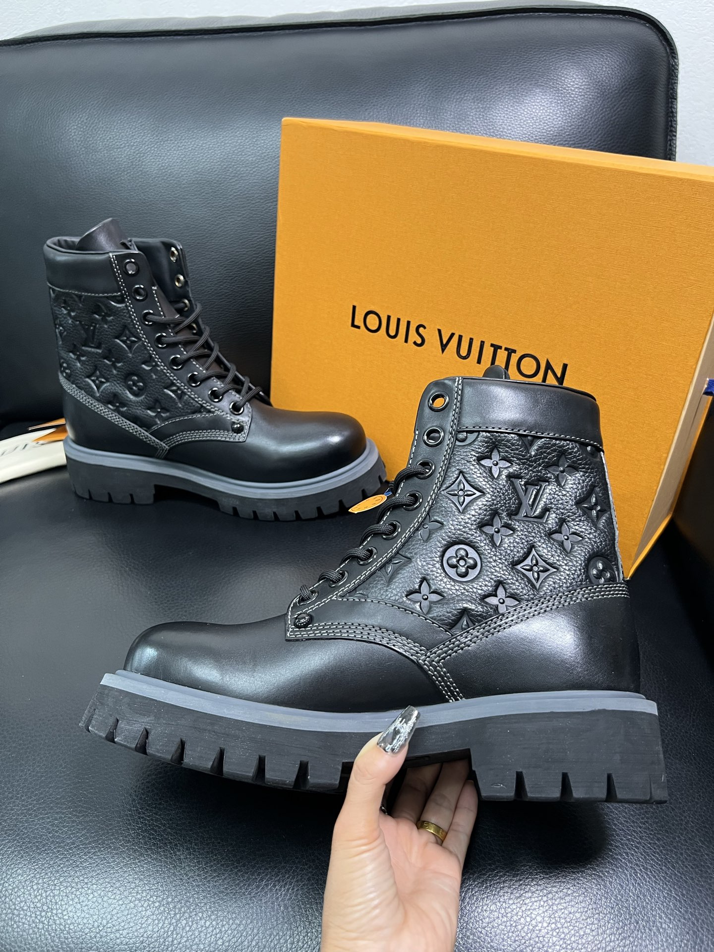 Lv 顶级代购 路易威登，高帮靴子专柜同步，鞋面意大利进口，高品质拼接缤纷色彩复杂工艺品，进口水染牛里 
