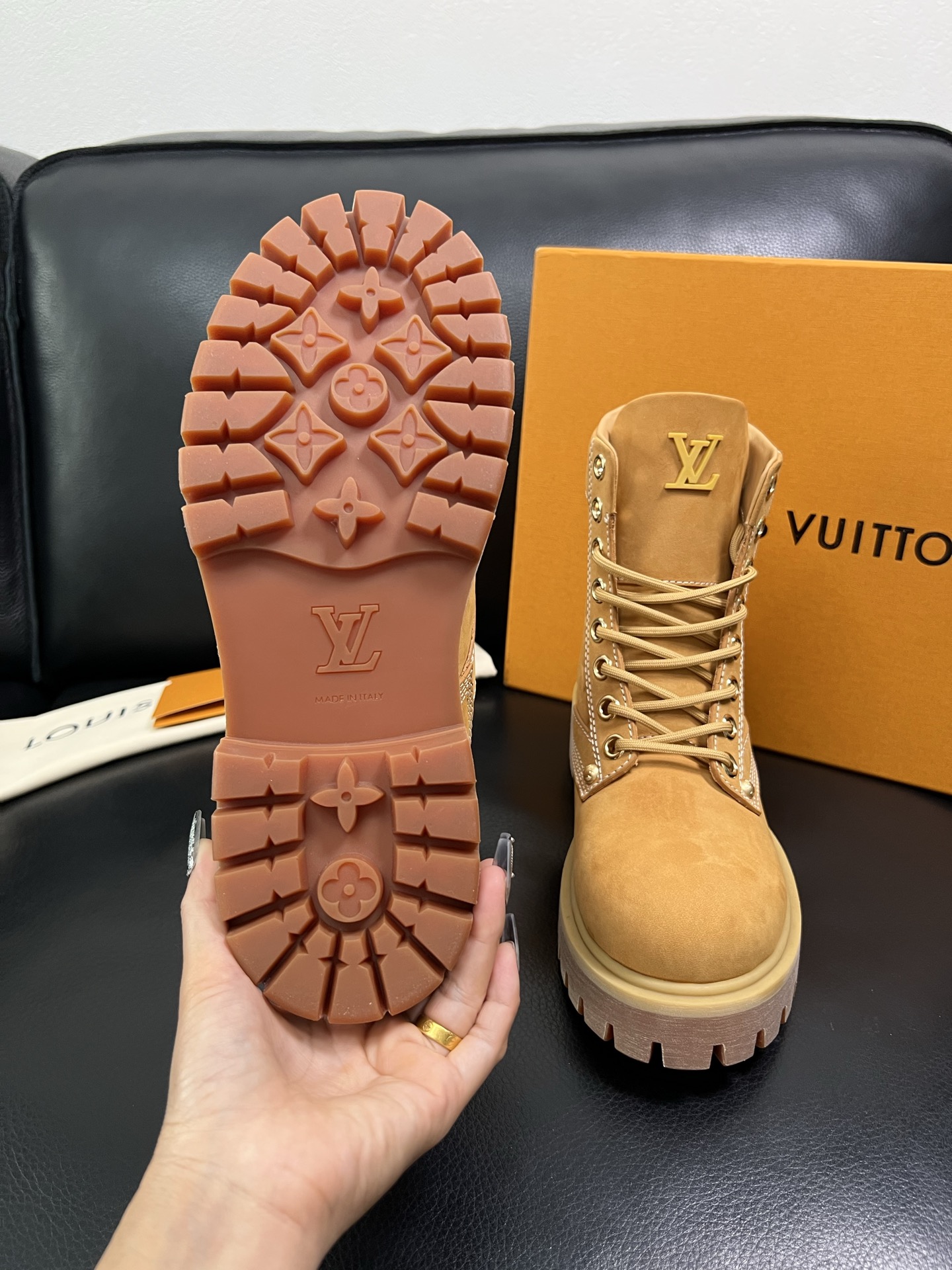 Lv 顶级代购 路易威登，高帮靴子专柜同步，鞋面意大利进口，高品质拼接缤纷色彩复杂工艺品，进口水染牛里 