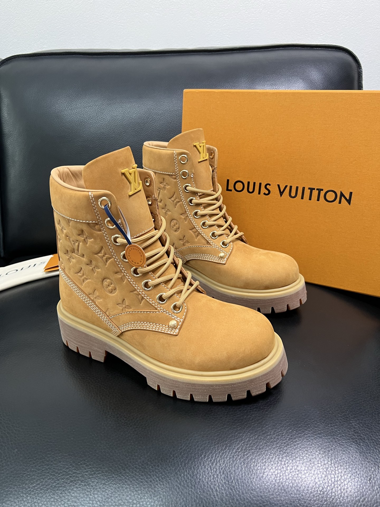 Lv 顶级代购 路易威登，高帮靴子专柜同步，鞋面意大利进口，高品质拼接缤纷色彩复杂工艺品，进口水染牛里 