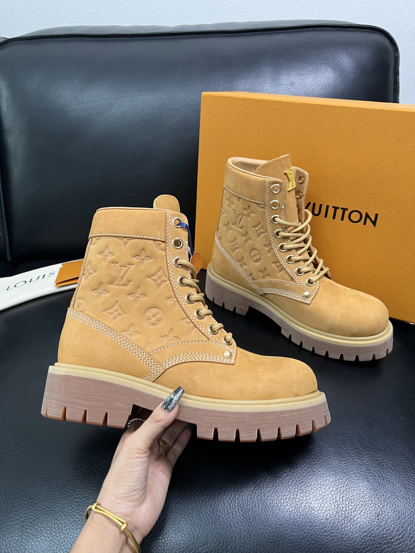 Lv 顶级代购 路易威登，高帮靴子专柜同步，鞋面意大利进口，高品质拼接缤纷色彩复杂工艺品，进口水染牛里 