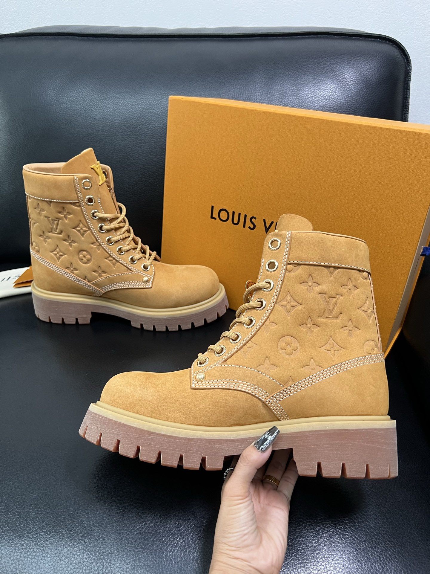 Lv 顶级代购 路易威登，高帮靴子专柜同步，鞋面意大利进口，高品质拼接缤纷色彩复杂工艺品，进口水染牛里 