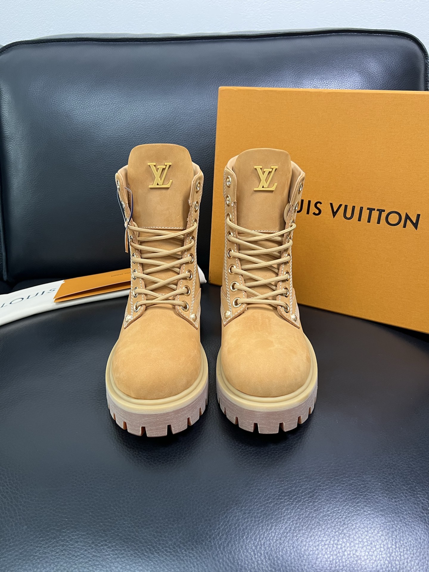Lv 顶级代购 路易威登，高帮靴子专柜同步，鞋面意大利进口，高品质拼接缤纷色彩复杂工艺品，进口水染牛里 