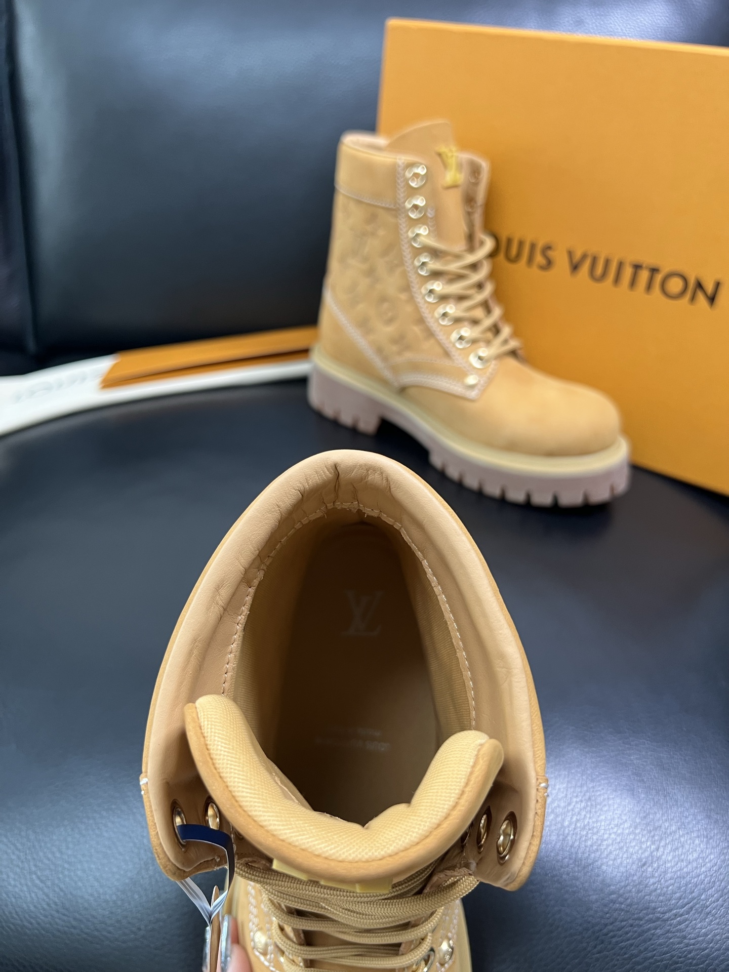 Lv 顶级代购 路易威登，高帮靴子专柜同步，鞋面意大利进口，高品质拼接缤纷色彩复杂工艺品，进口水染牛里 