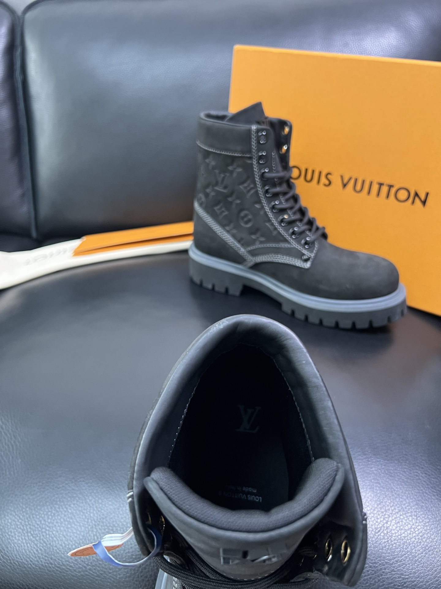 Lv 顶级代购 路易威登，高帮靴子专柜同步，鞋面意大利进口，高品质拼接缤纷色彩复杂工艺品，进口水染牛里 