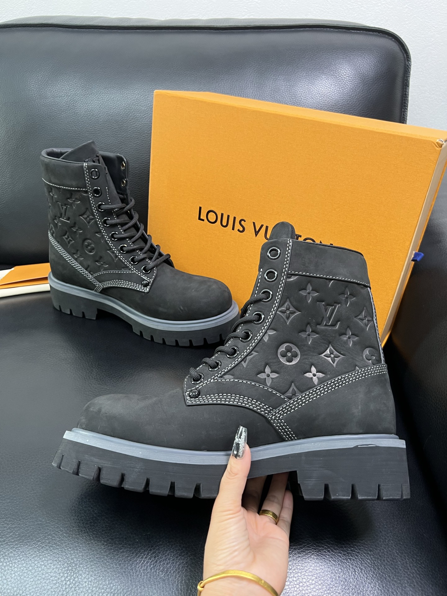 Lv 顶级代购 路易威登，高帮靴子专柜同步，鞋面意大利进口，高品质拼接缤纷色彩复杂工艺品，进口水染牛里 