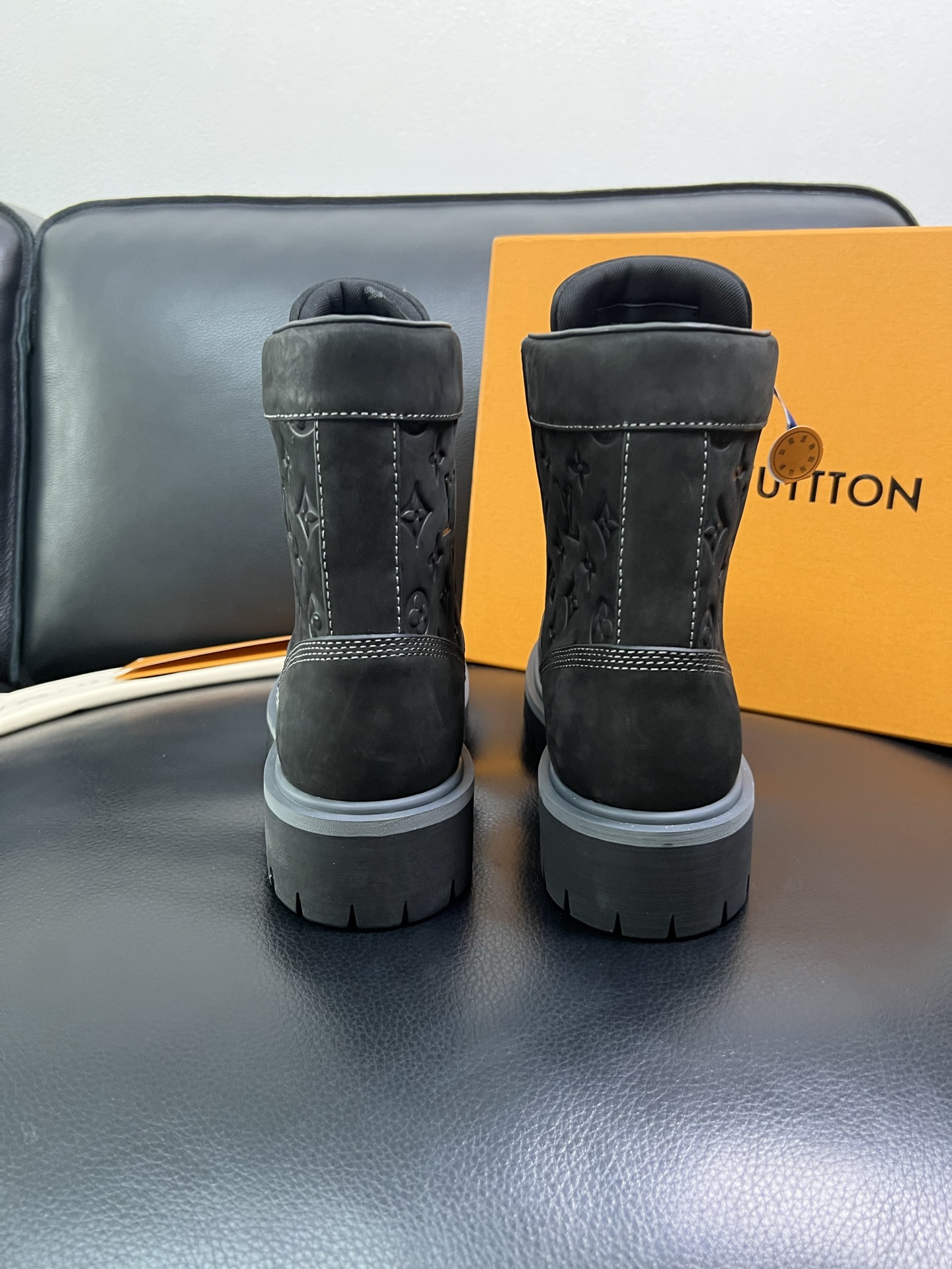 Lv 顶级代购 路易威登，高帮靴子专柜同步，鞋面意大利进口，高品质拼接缤纷色彩复杂工艺品，进口水染牛里 