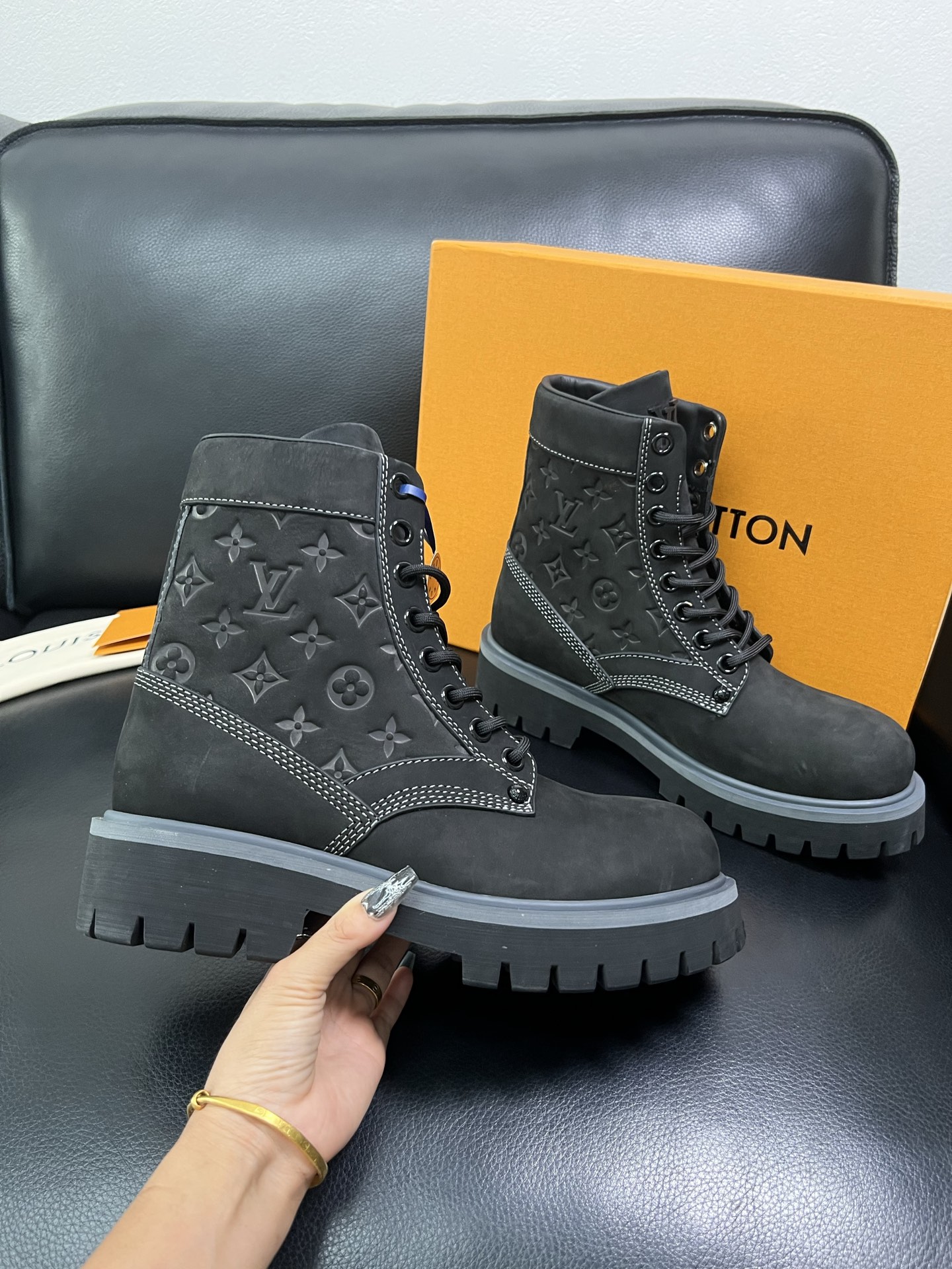 Lv 顶级代购 路易威登，高帮靴子专柜同步，鞋面意大利进口，高品质拼接缤纷色彩复杂工艺品，进口水染牛里 