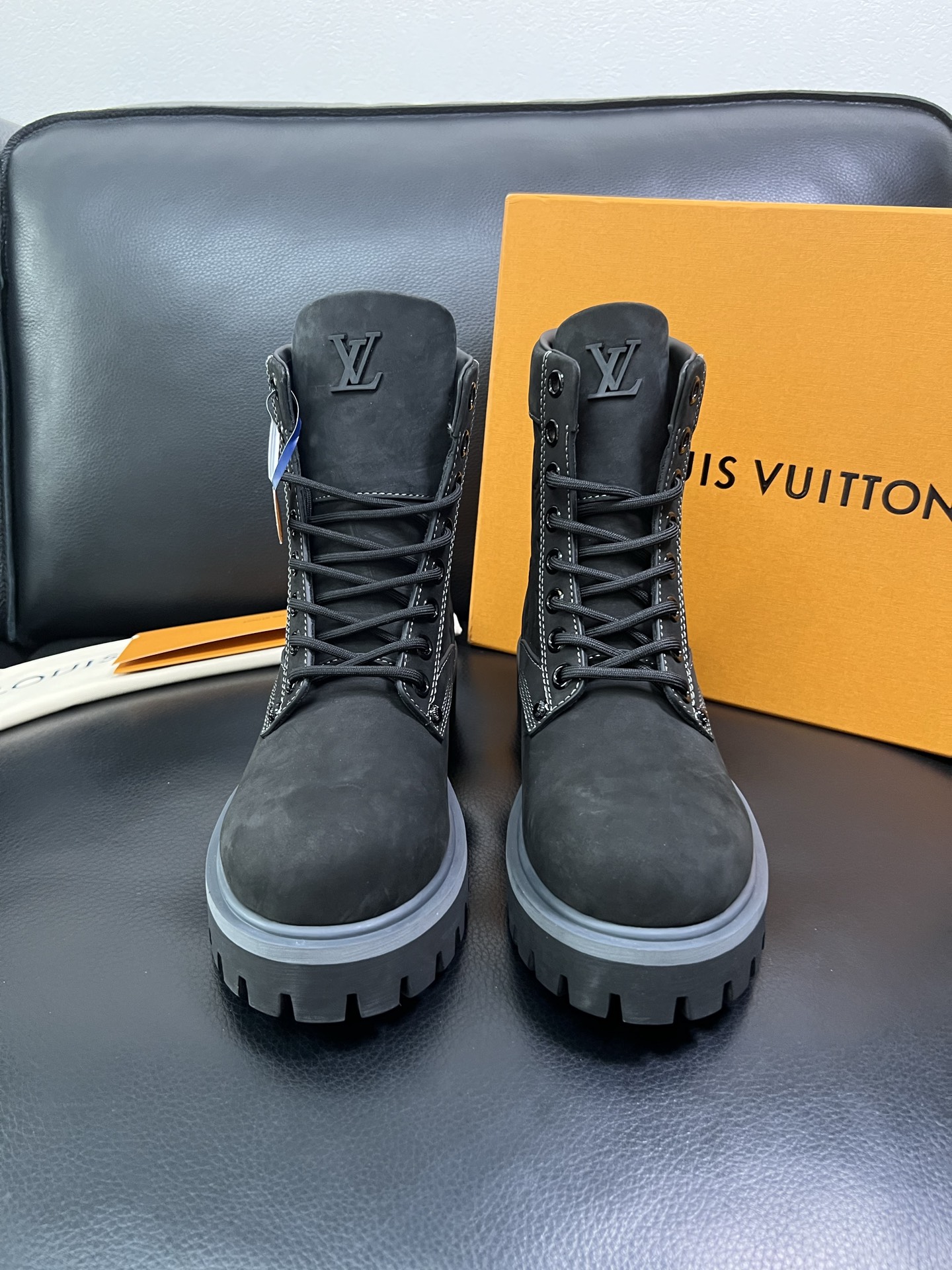 Lv 顶级代购 路易威登，高帮靴子专柜同步，鞋面意大利进口，高品质拼接缤纷色彩复杂工艺品，进口水染牛里 