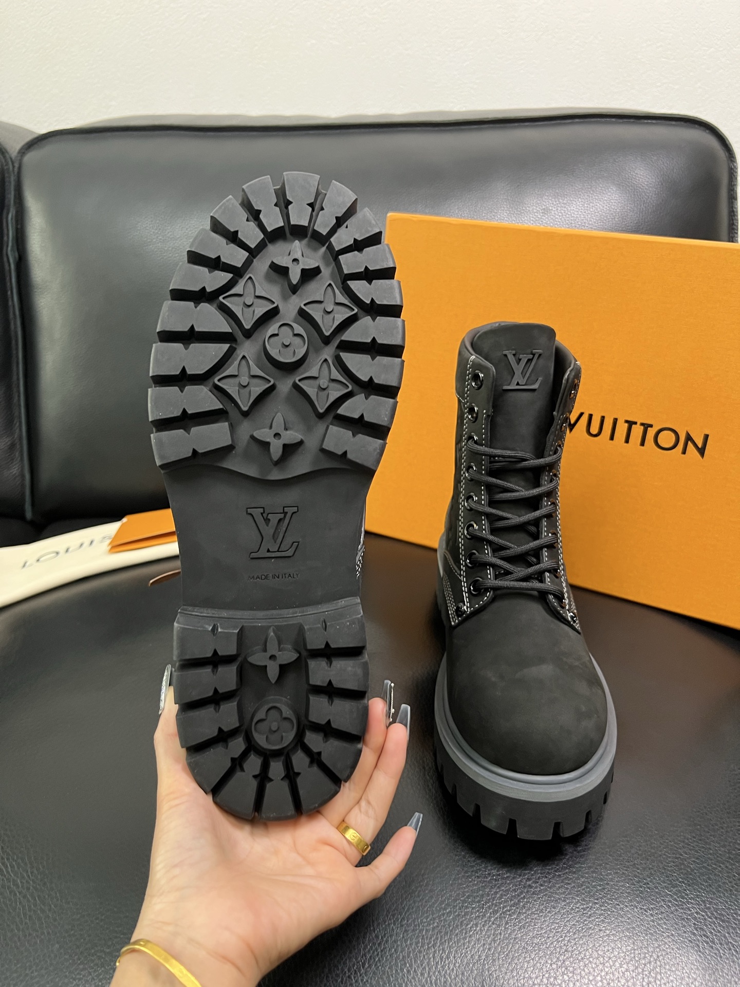 Lv 顶级代购 路易威登，高帮靴子专柜同步，鞋面意大利进口，高品质拼接缤纷色彩复杂工艺品，进口水染牛里 