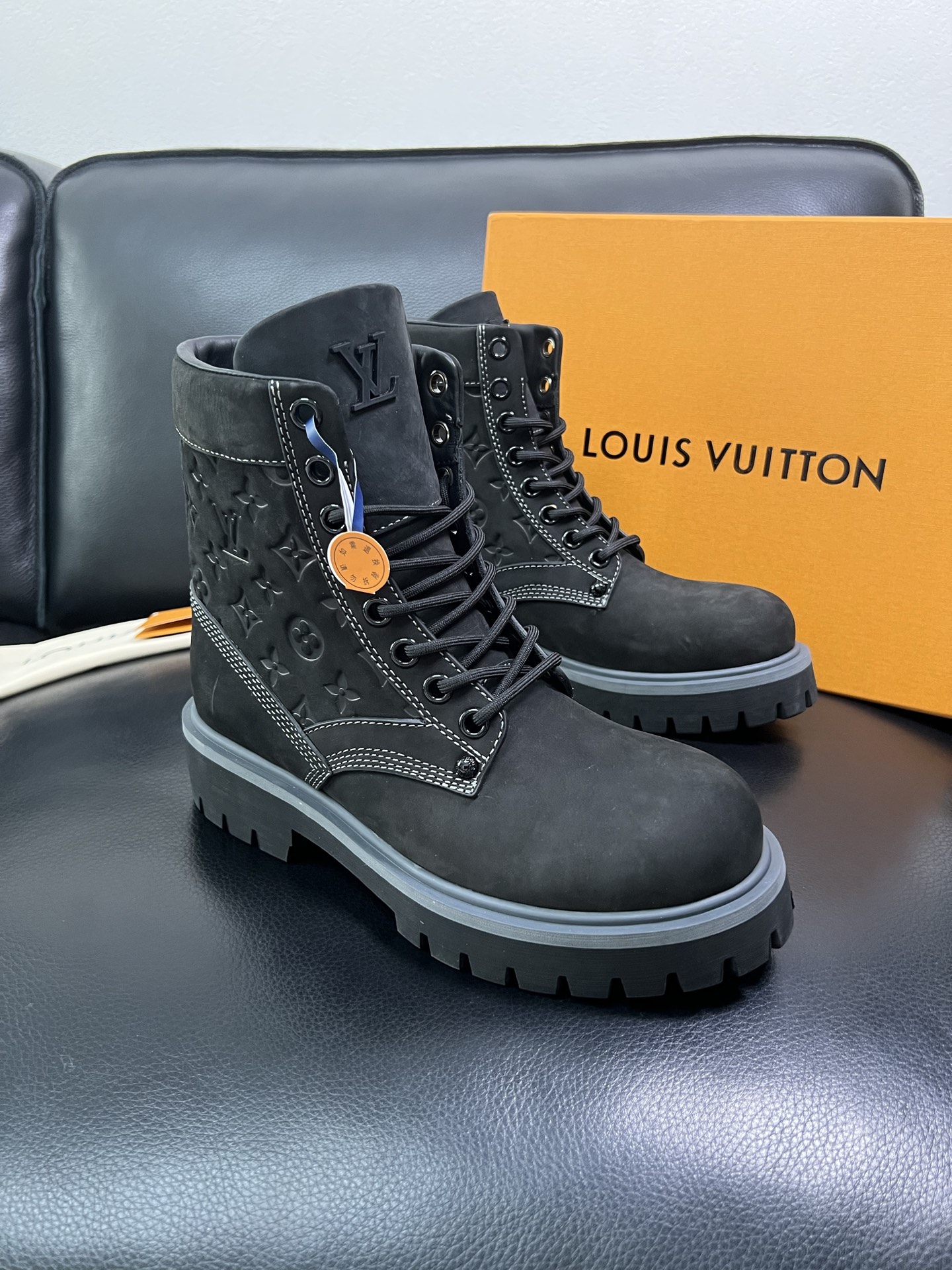 Lv 顶级代购 路易威登，高帮靴子专柜同步，鞋面意大利进口，高品质拼接缤纷色彩复杂工艺品，进口水染牛里 