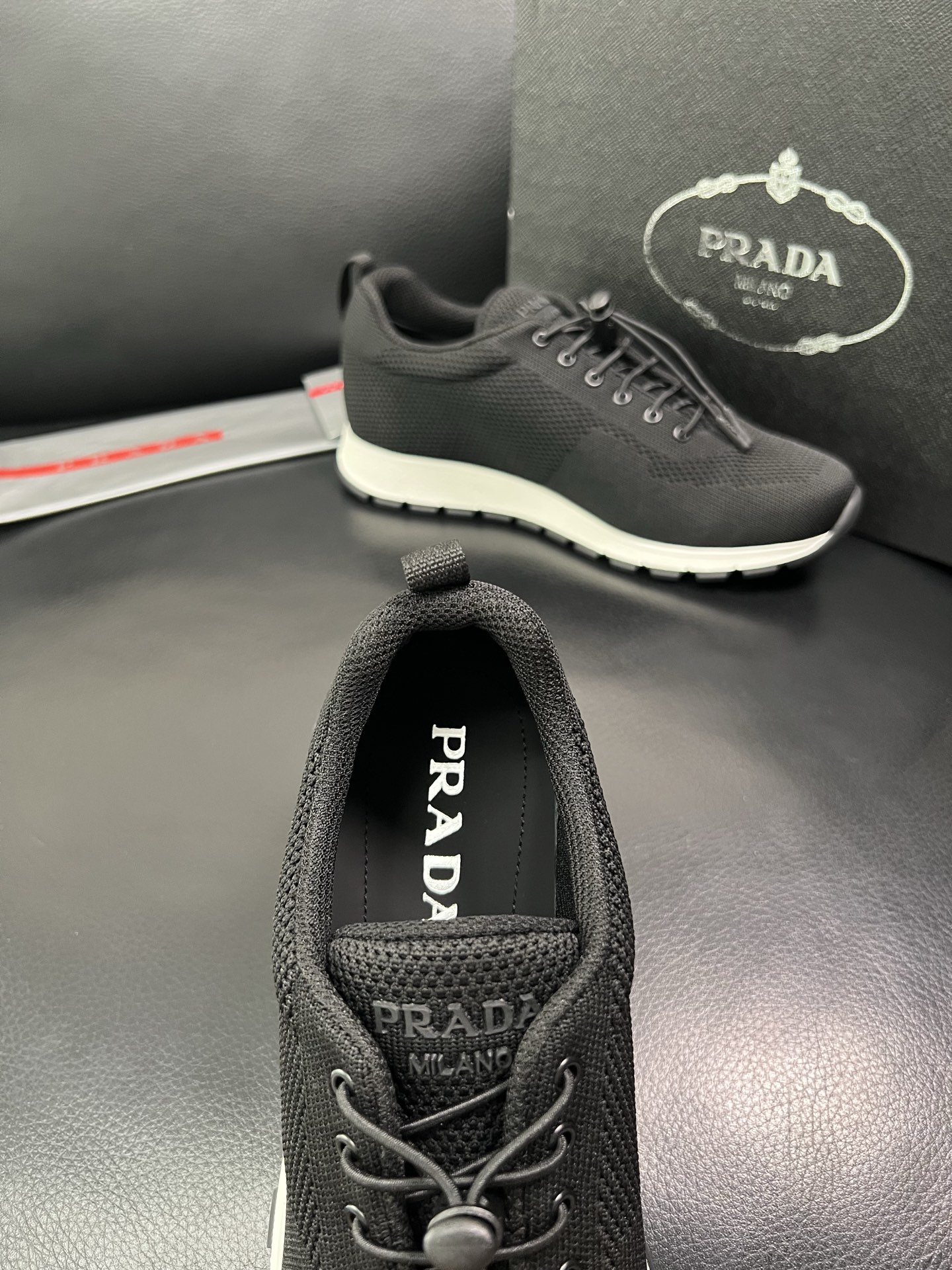 PRADA 顶级工艺品 普拉达 专柜同步 原厂配置，意大利进口原版牛皮面料，透气舒适进口水染牛里垫，鞋底