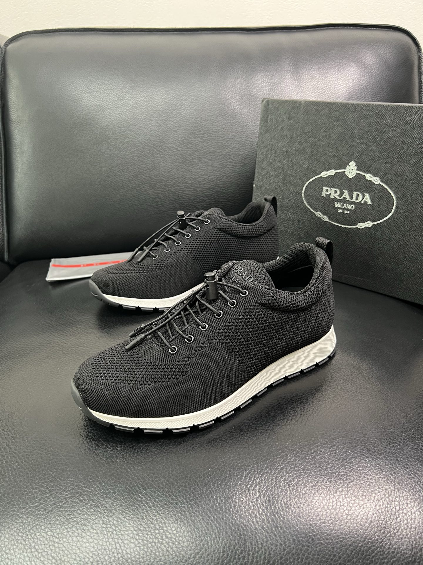 PRADA 顶级工艺品 普拉达 专柜同步 原厂配置，意大利进口原版牛皮面料，透气舒适进口水染牛里垫，鞋底
