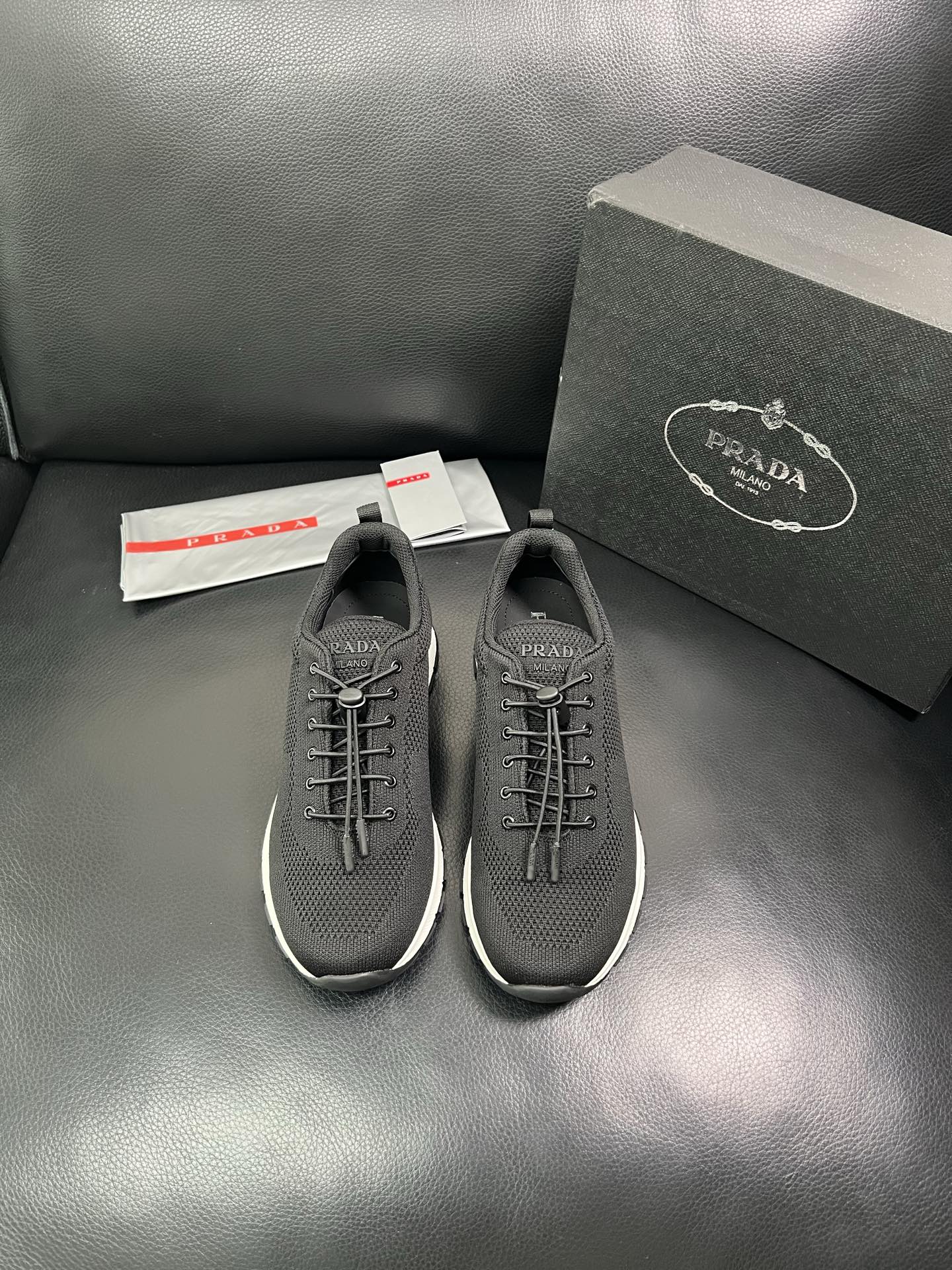 PRADA 顶级工艺品 普拉达 专柜同步 原厂配置，意大利进口原版牛皮面料，透气舒适进口水染牛里垫，鞋底