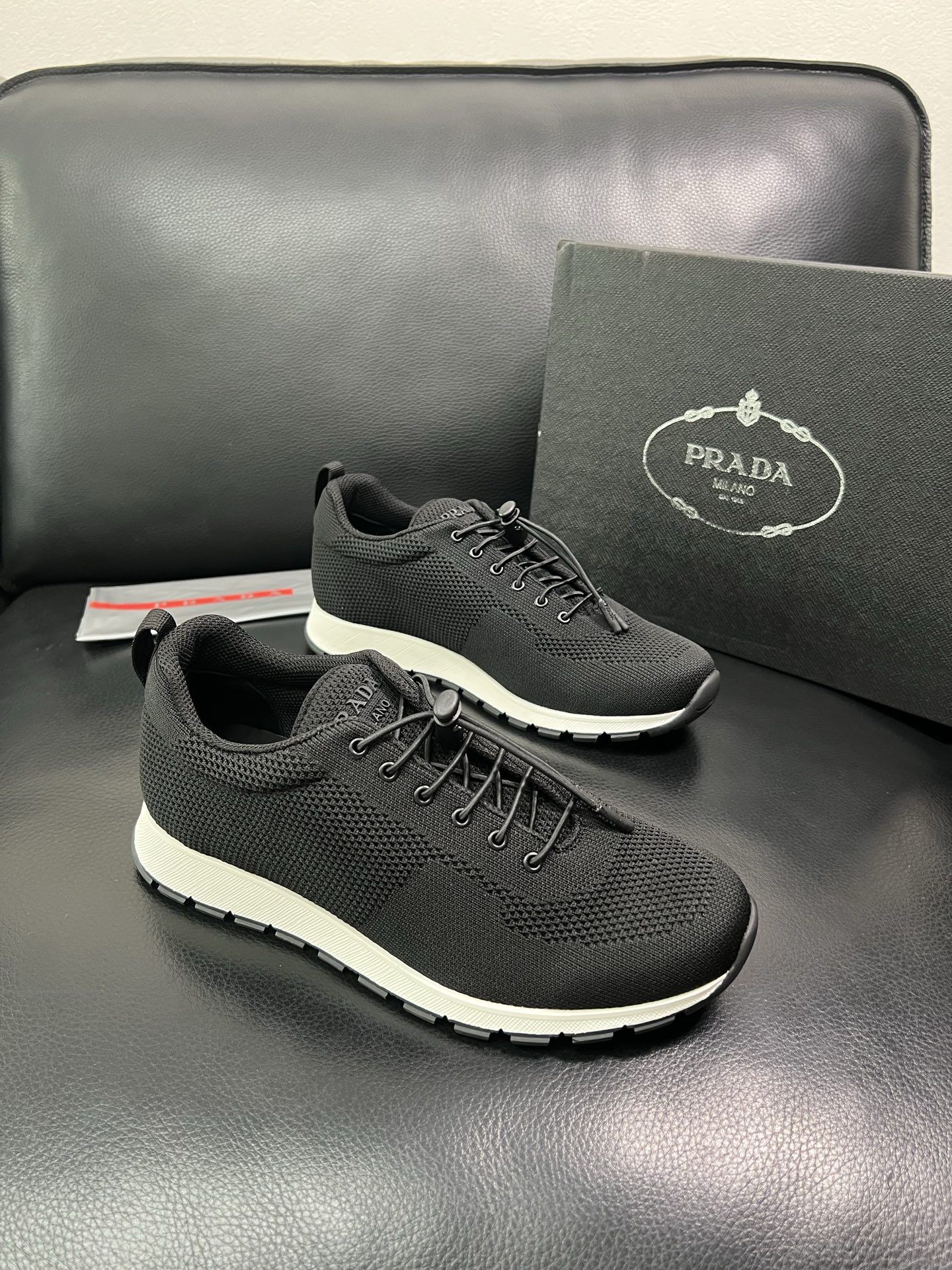 PRADA 顶级工艺品 普拉达 专柜同步 原厂配置，意大利进口原版牛皮面料，透气舒适进口水染牛里垫，鞋底