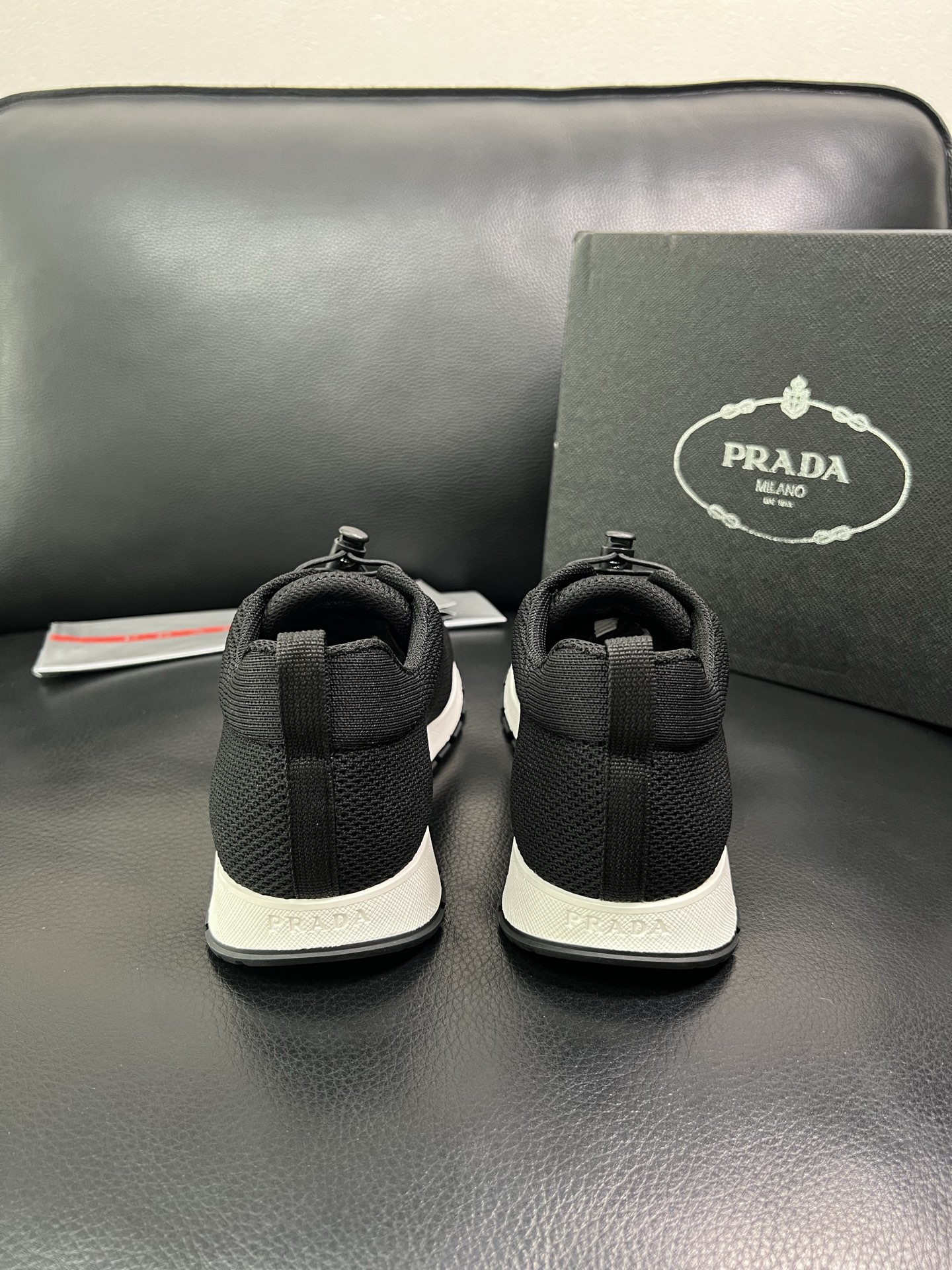 PRADA 顶级工艺品 普拉达 专柜同步 原厂配置，意大利进口原版牛皮面料，透气舒适进口水染牛里垫，鞋底
