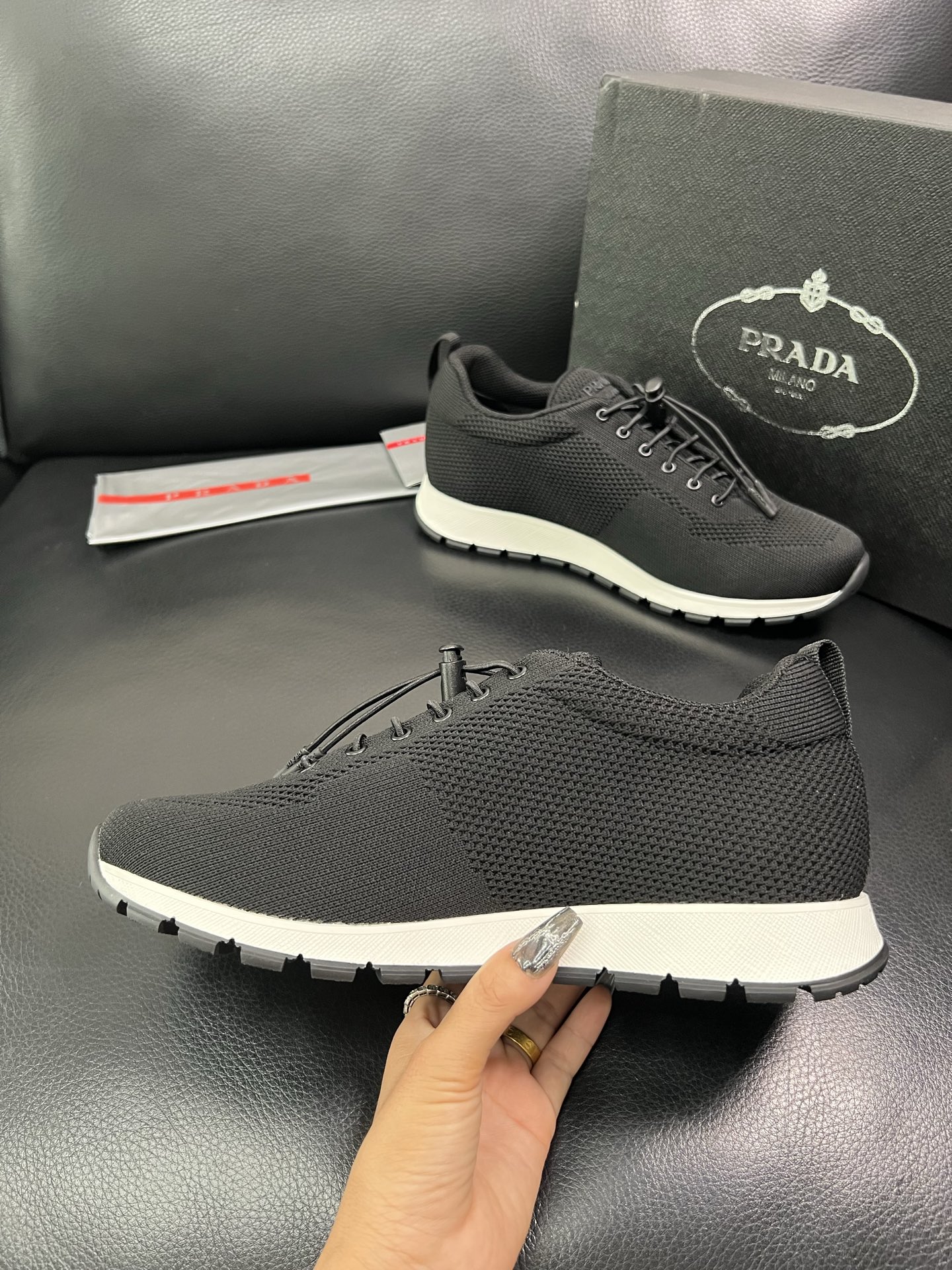 PRADA 顶级工艺品 普拉达 专柜同步 原厂配置，意大利进口原版牛皮面料，透气舒适进口水染牛里垫，鞋底
