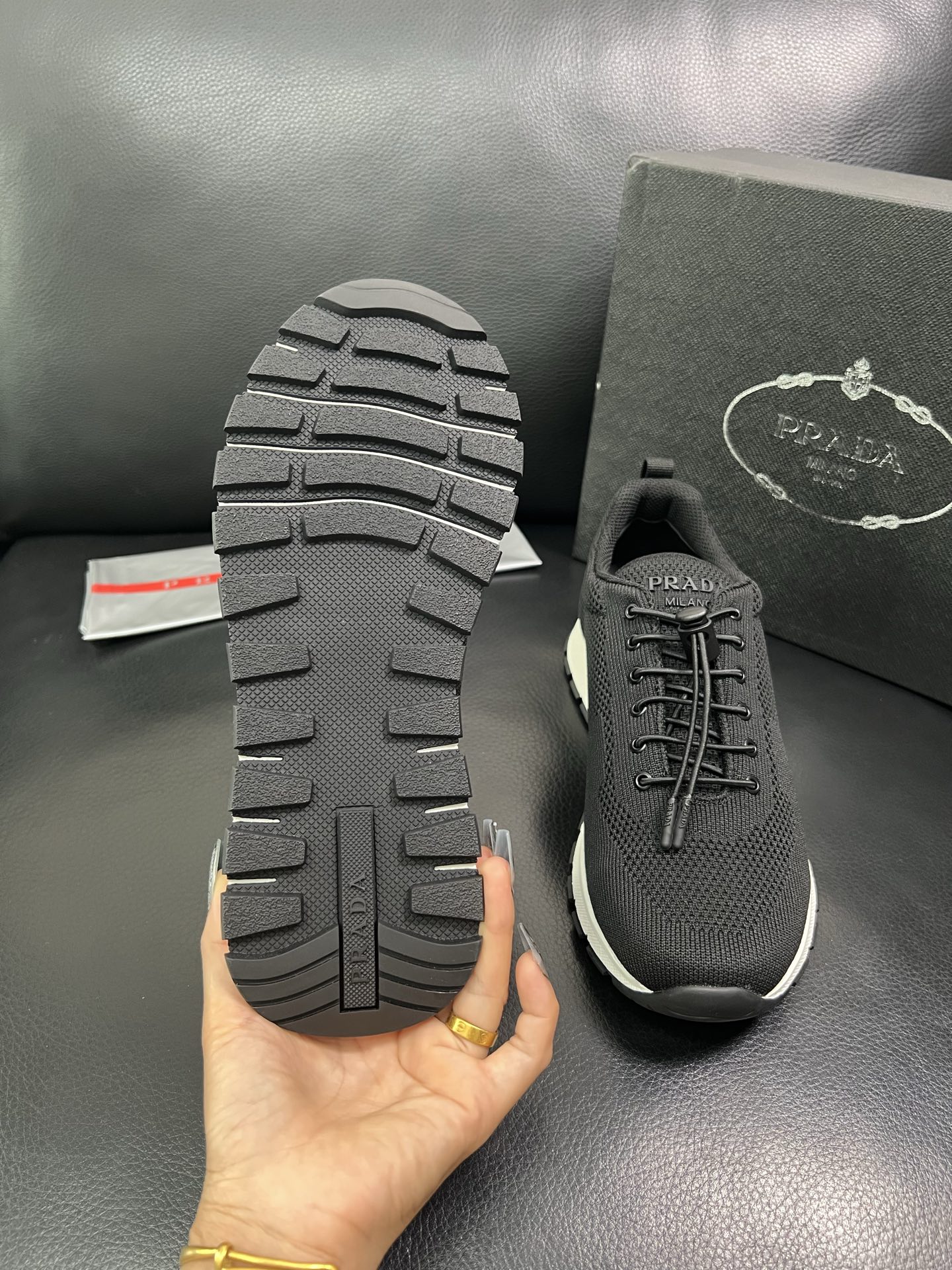 PRADA 顶级工艺品 普拉达 专柜同步 原厂配置，意大利进口原版牛皮面料，透气舒适进口水染牛里垫，鞋底