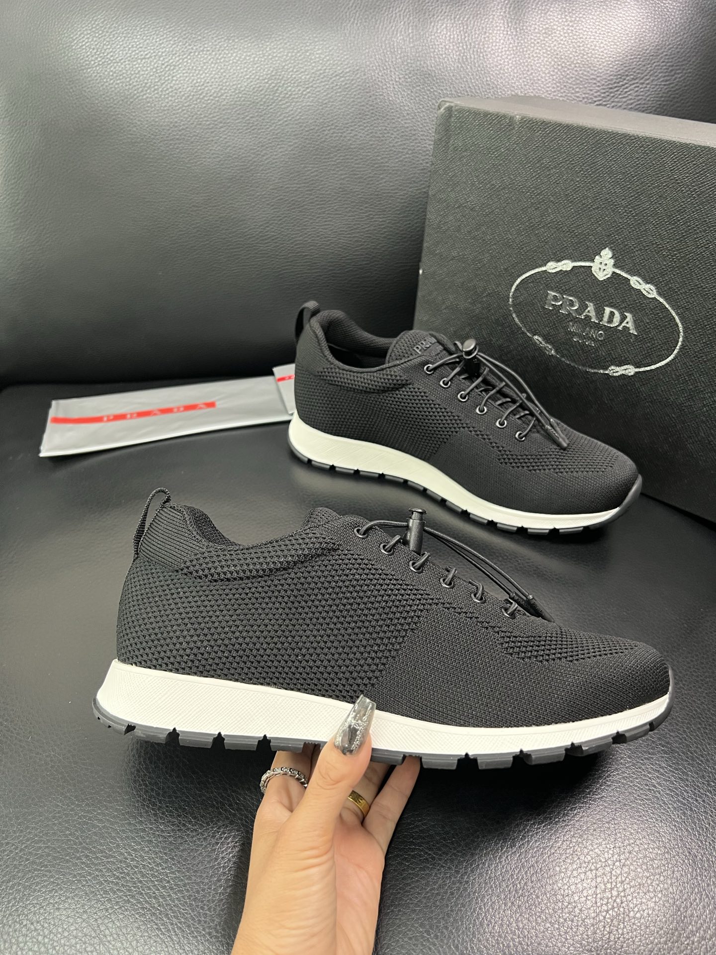 PRADA 顶级工艺品 普拉达 专柜同步 原厂配置，意大利进口原版牛皮面料，透气舒适进口水染牛里垫，鞋底