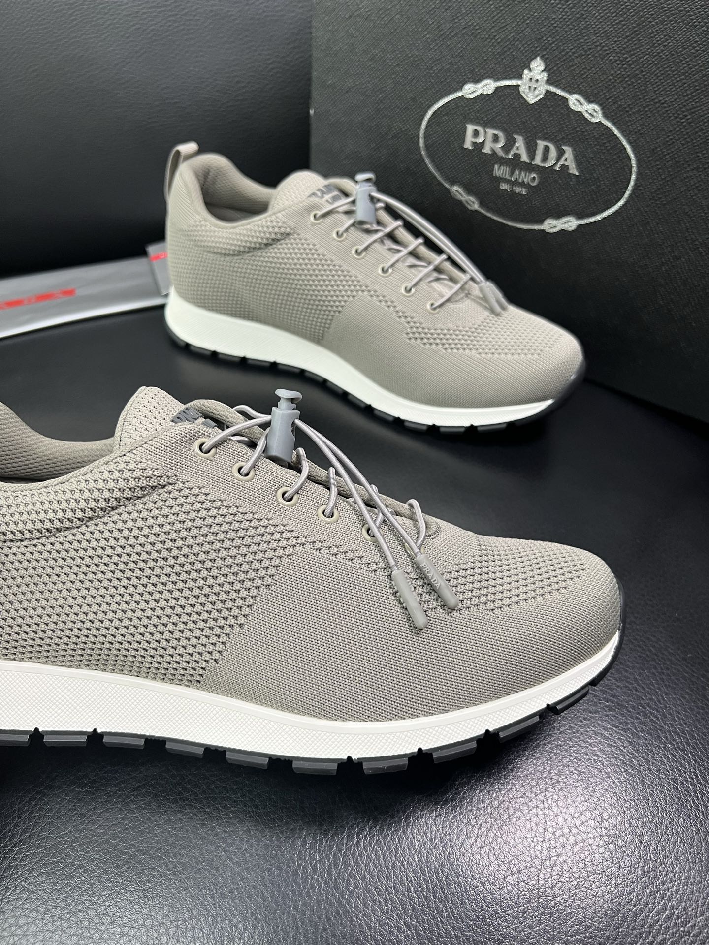 PRADA 顶级工艺品 普拉达 专柜同步 原厂配置，意大利进口原版牛皮面料，透气舒适进口水染牛里垫，鞋底