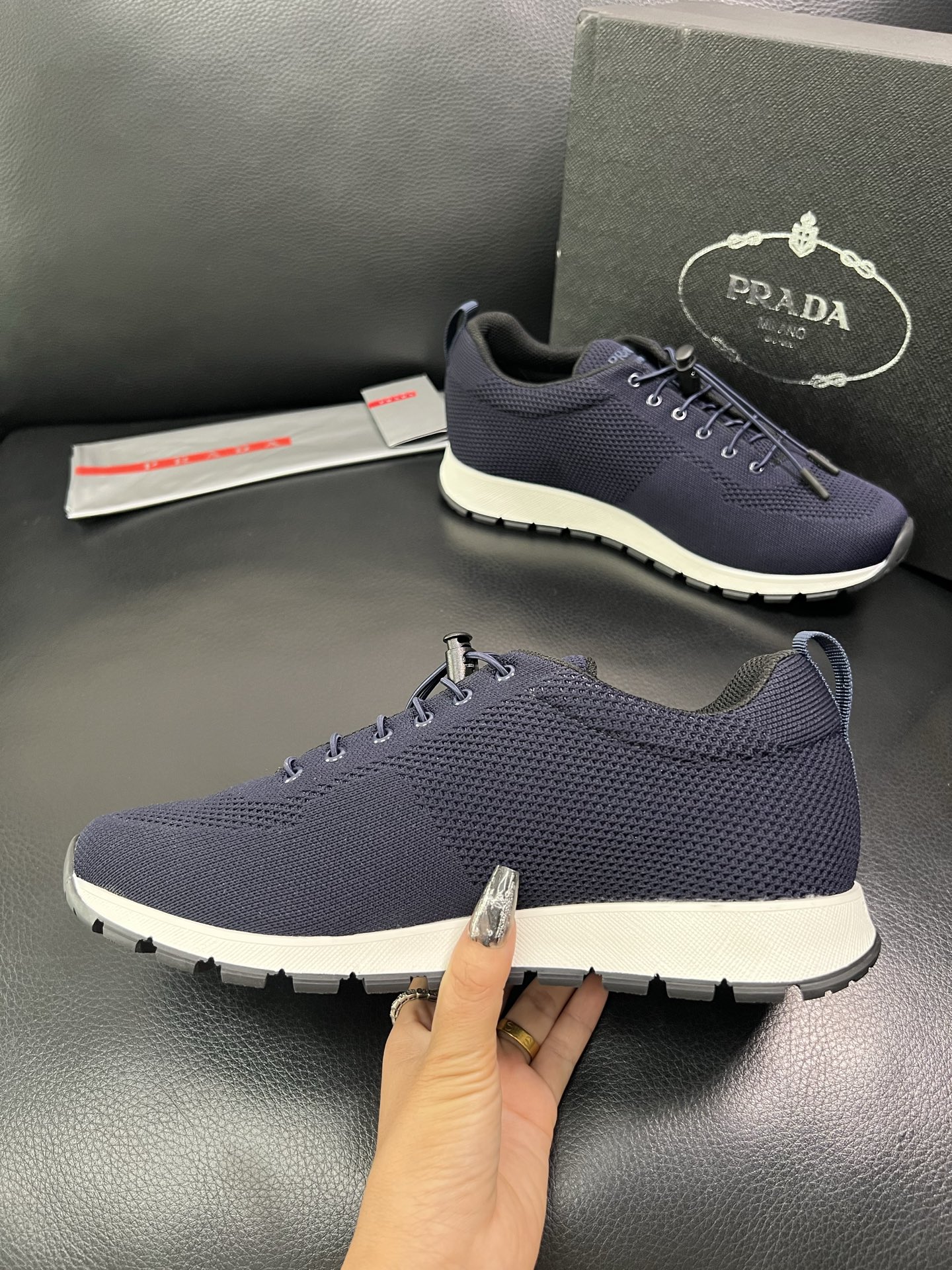 PRADA 顶级工艺品 普拉达 专柜同步 原厂配置，意大利进口原版牛皮面料，透气舒适进口水染牛里垫，鞋底